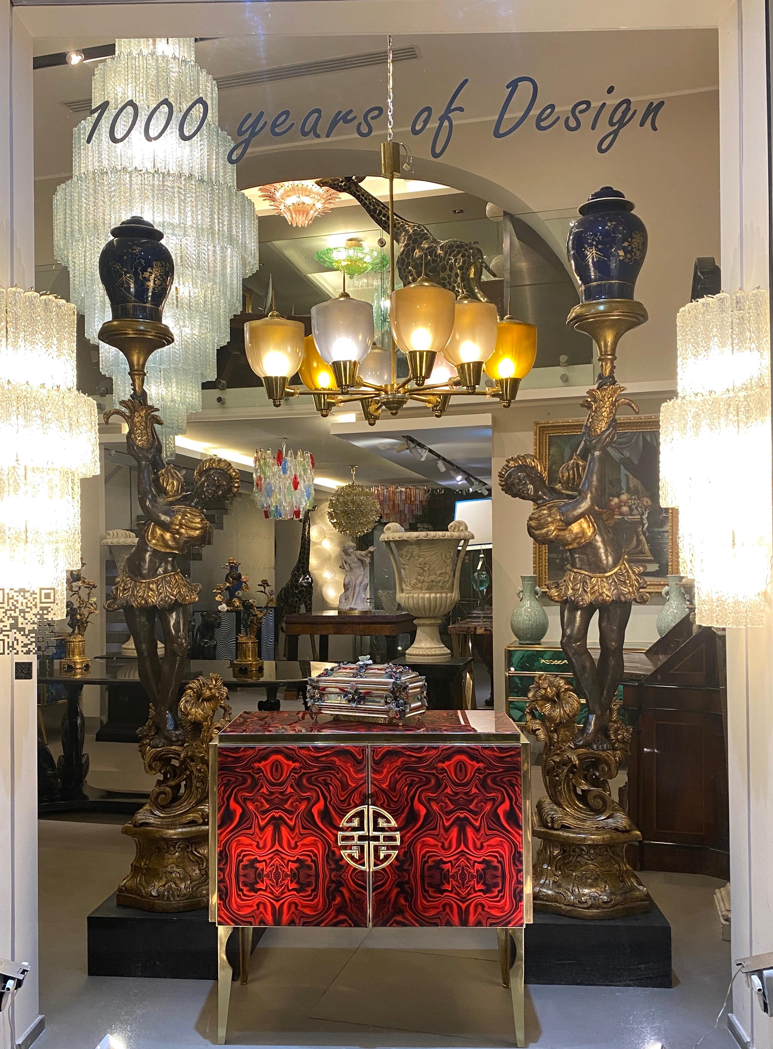 Barschrank aus Messing und rotem Murano-Glas im Stil der Jahrhundertmitte, 2020 im Angebot 1