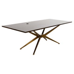Mesa escritorio de nogal con base de latón estilo mediados de siglo