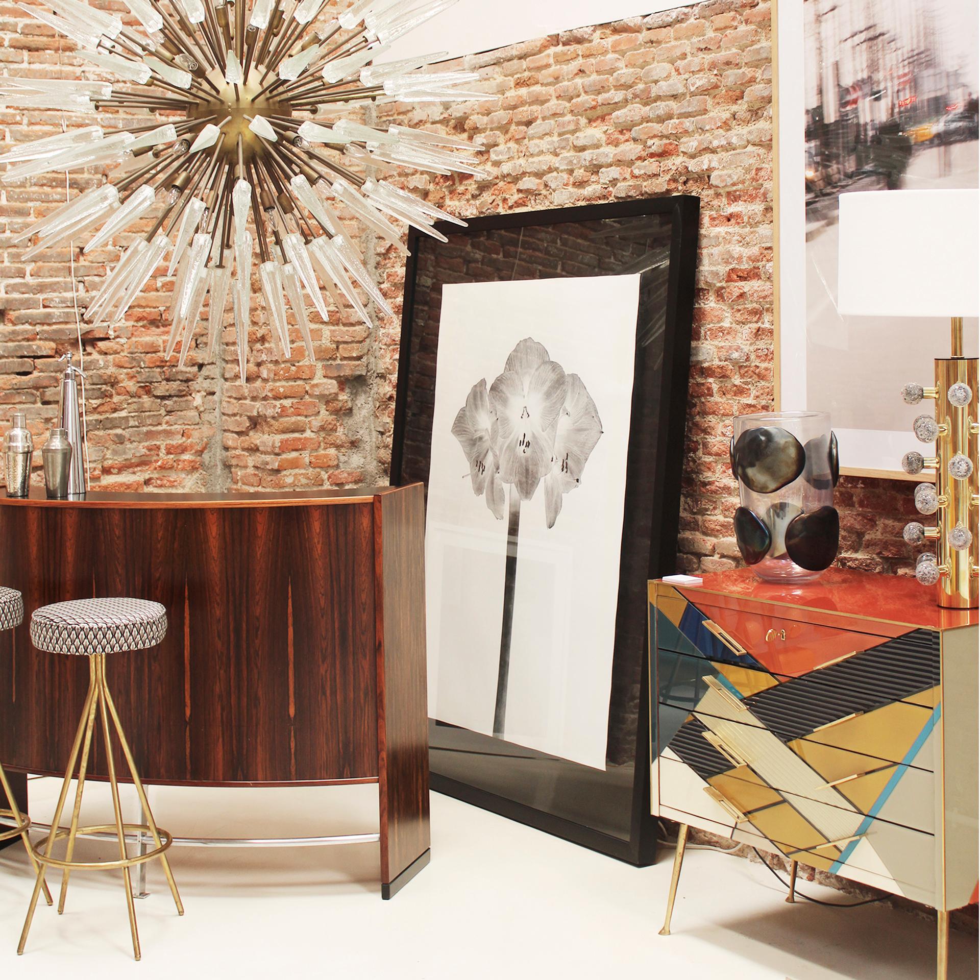 XXI secolo e contemporaneo Sgabelli da bar circolari in ottone e velluto di cotone in stile Midcentury, set da 3 in vendita