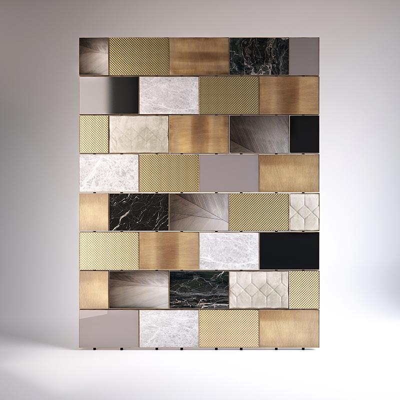 Marble, brass, stone, wood are precious tesserae of a mosaic that unveils itself to surprise. The Empire screen reveals its three-dimensionality emphasizing the value of materials. The engravings on the stone, the smooth surface of the marble, the