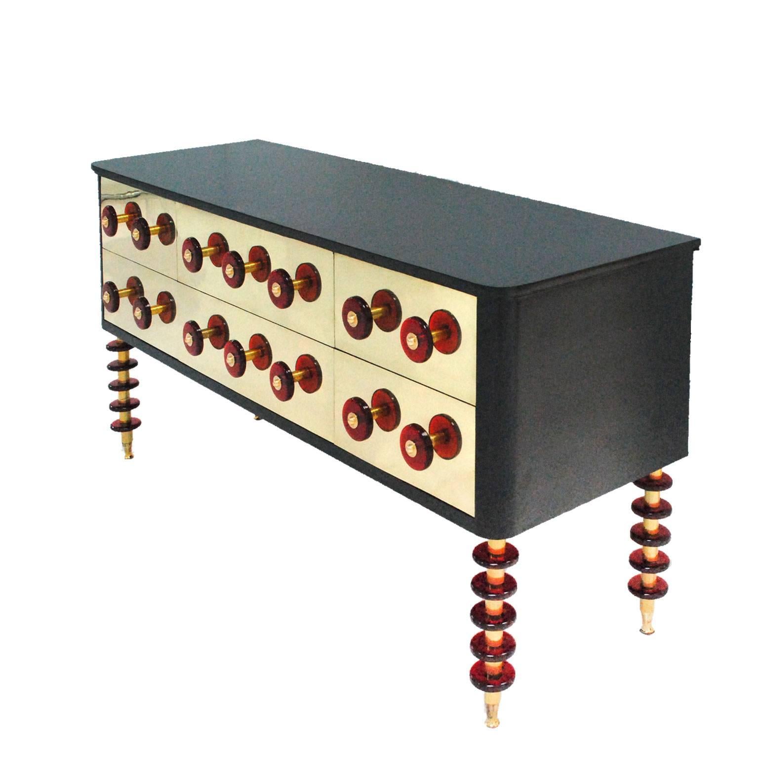 Mid-Century moderno Credenza italiana in stile Midcentury in legno massiccio, vetro di Murano e ottone in vendita