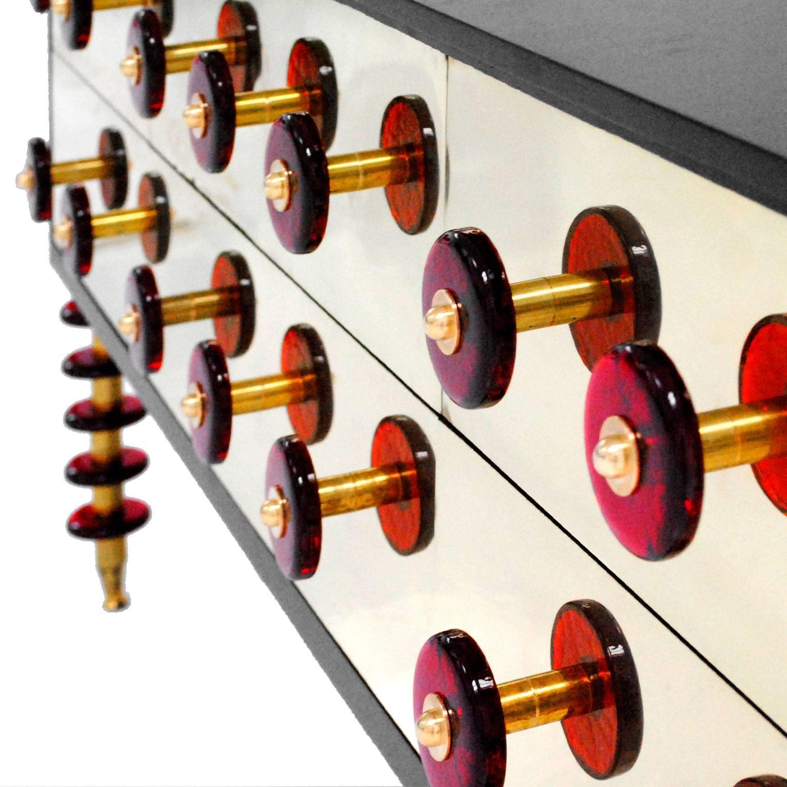 Italiano Credenza italiana in stile Midcentury in legno massiccio, vetro di Murano e ottone in vendita