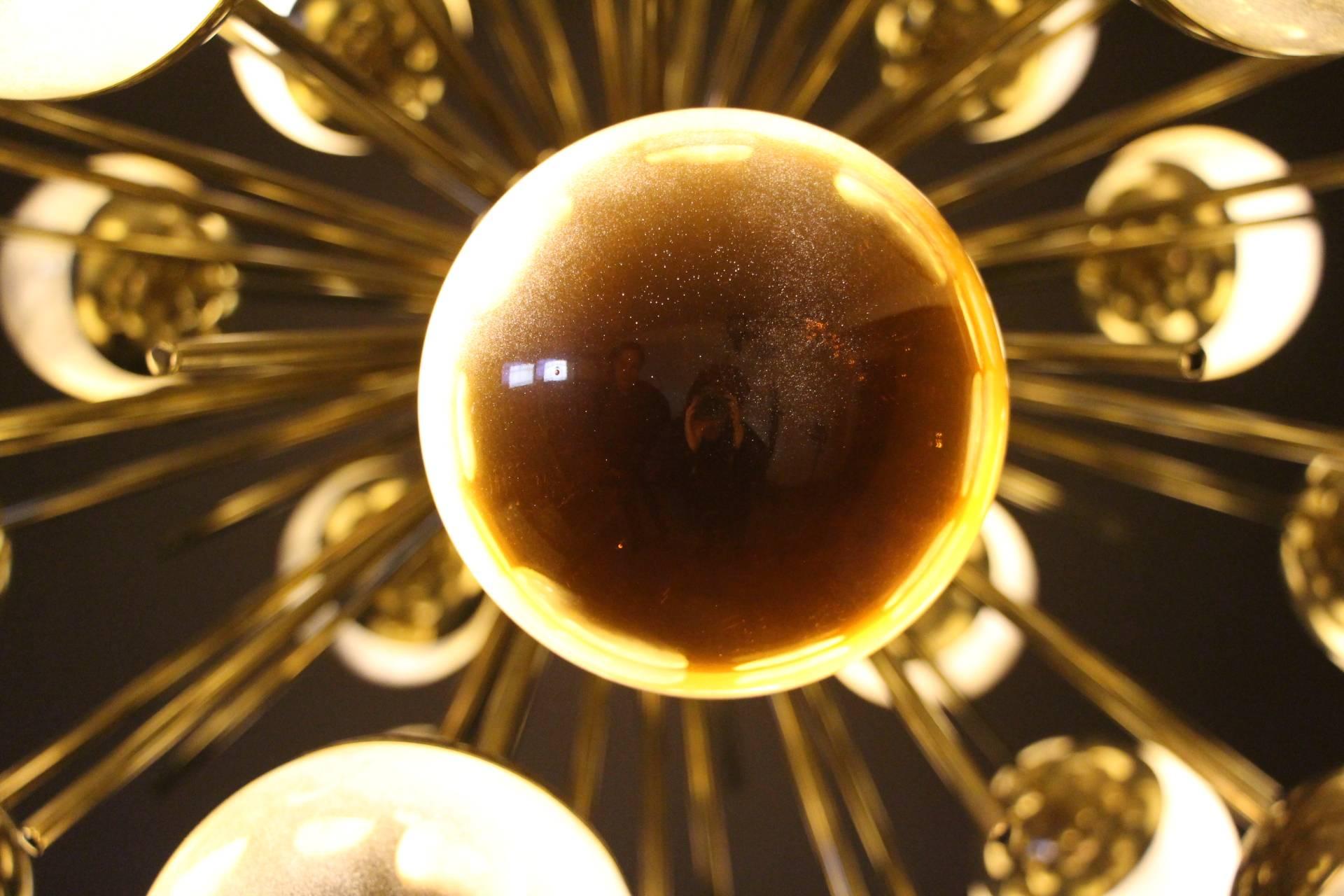 Midcentury Style Italian Sputnik Brass and Gold Murano Glass Chandelier In Excellent Condition In Saint-Ouen, FR