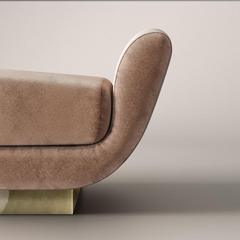 Enveloping, sophisticated, naturally elegant. The Keaton seat comes in a small size daybed or sofa, resting lightly on a silver plated brass pedestal. The retro shape and the oxidation of the metal suggest home interiors where Classic and