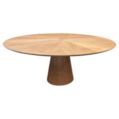 Table de salle à manger ronde en chêne de style mi-siècle avec base à piédestal par Adesso