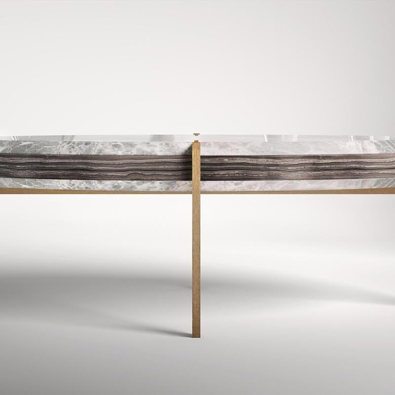 With its imposing stage presence this fixture is meant to take center stage: an oval table in refined marble revealing contrasting colors ranging from an elegant light grey to more intense and vibrant nuances. With its veined marble variations, the