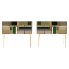 Paar italienische Sideboards aus Holz, farbigem Glas und Messing im Mid-Century-Stil