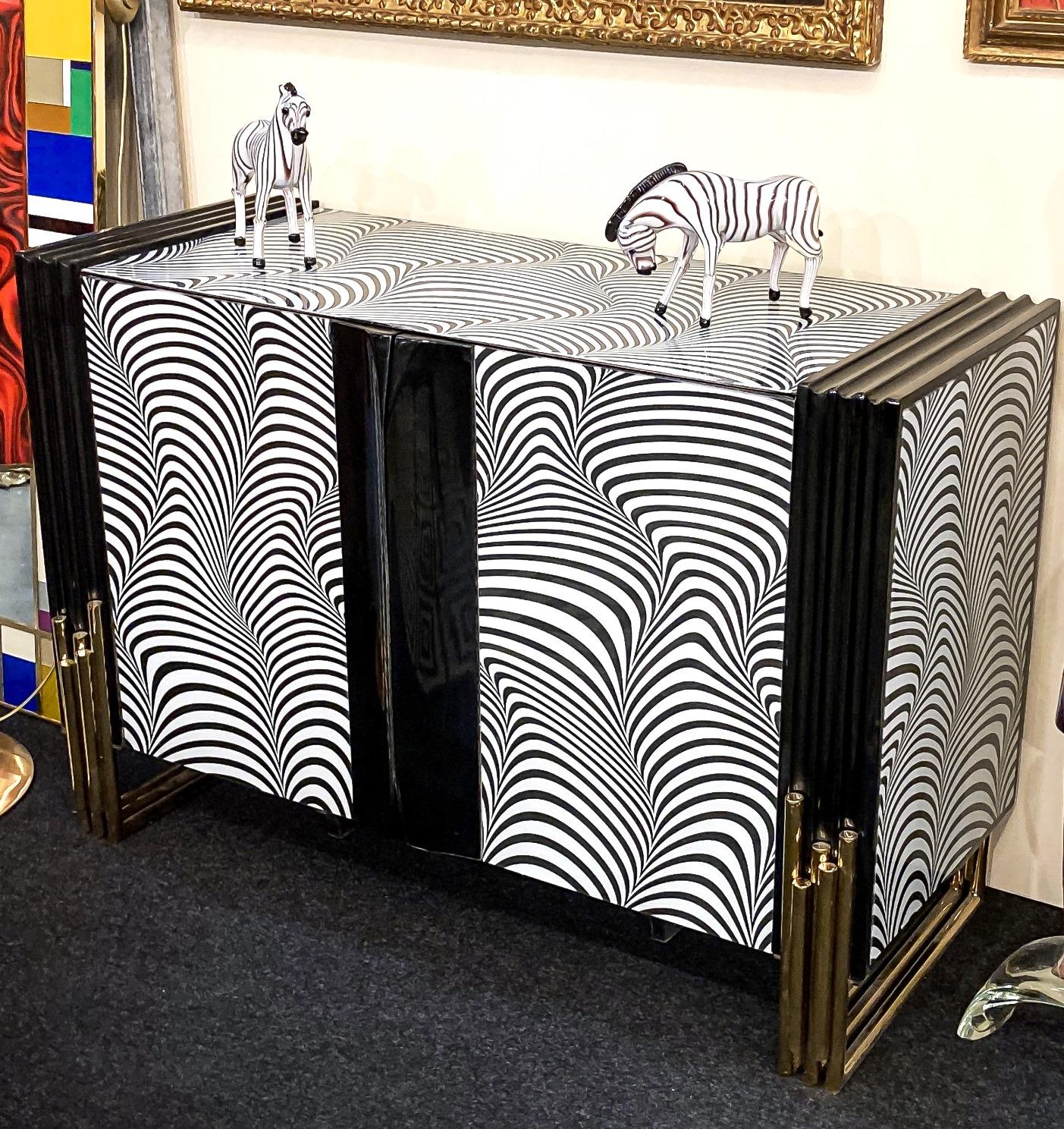 Mobile o credenza in vetro imitato e ottone in stile Midcentury Zebra in vendita 1