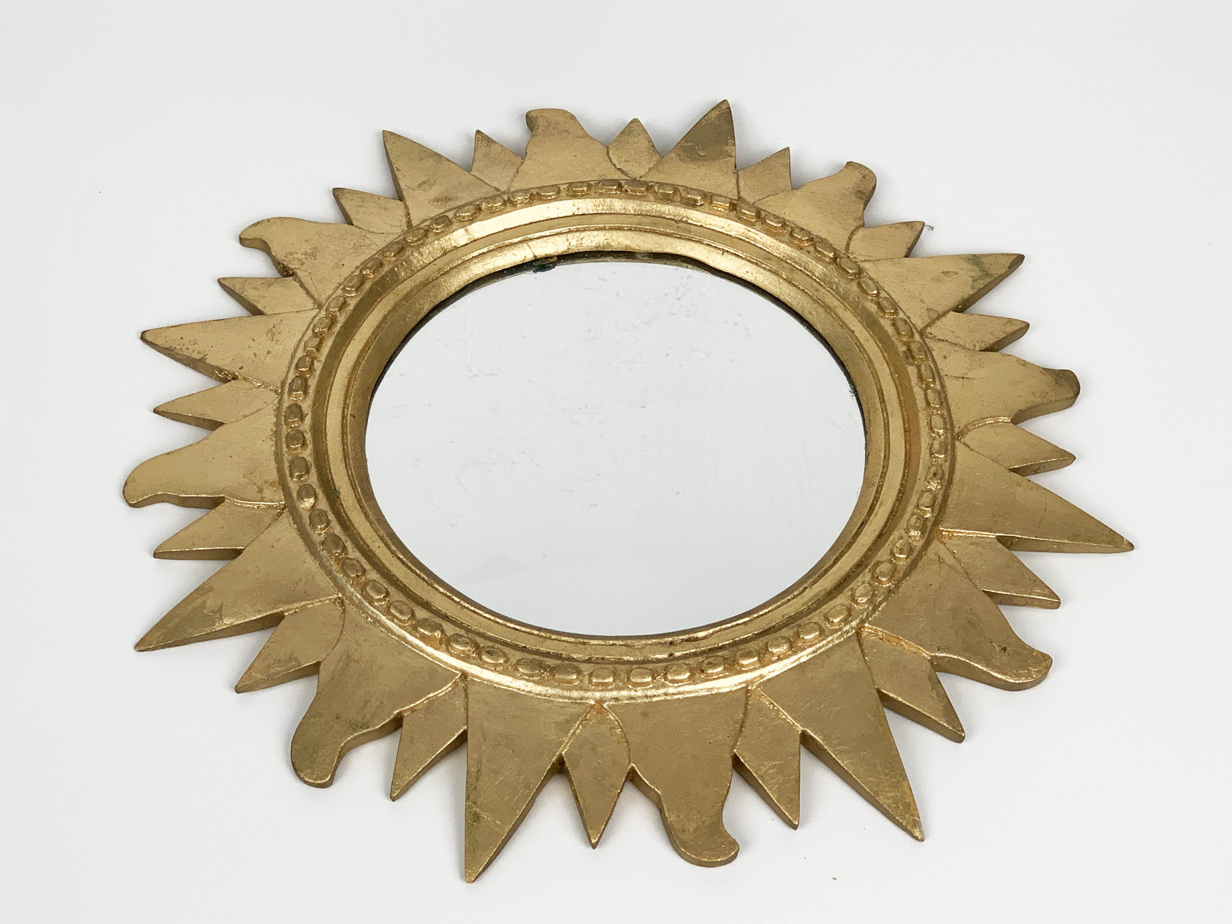 Midcentury Sunburst Gilded Plastic Round Italian Wall Mirror, 1970s In Good Condition For Sale In Roma, IT