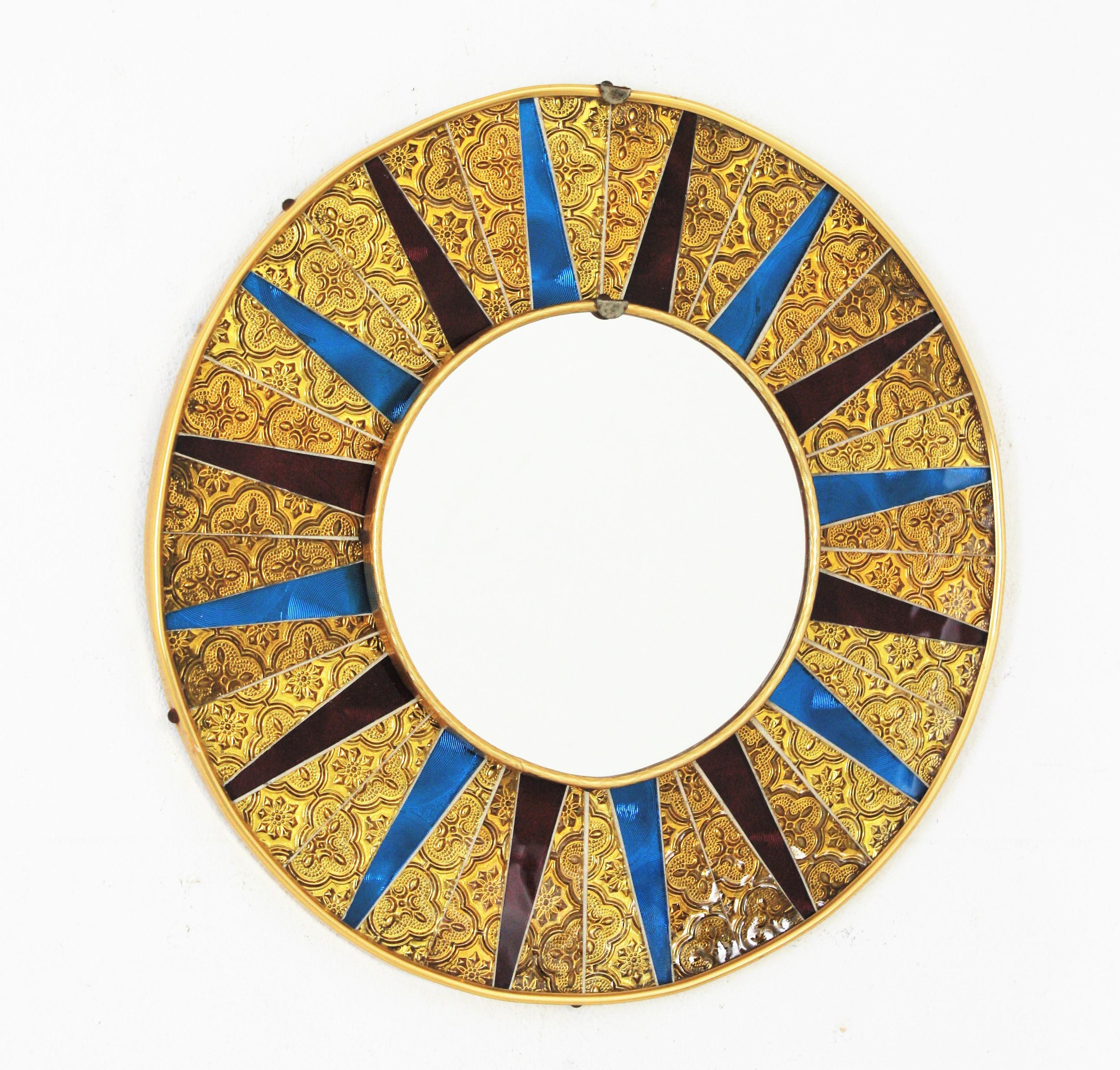 Textured glass Mosaic round sun mirror
Spanish Mid-Century Modern sunburst glass mosaic round mirror. Spain, 1950-1960s
This mirror features a beautiful round mosaic sunburst mirror with golden textured glass mosaic frame accented by mirrored