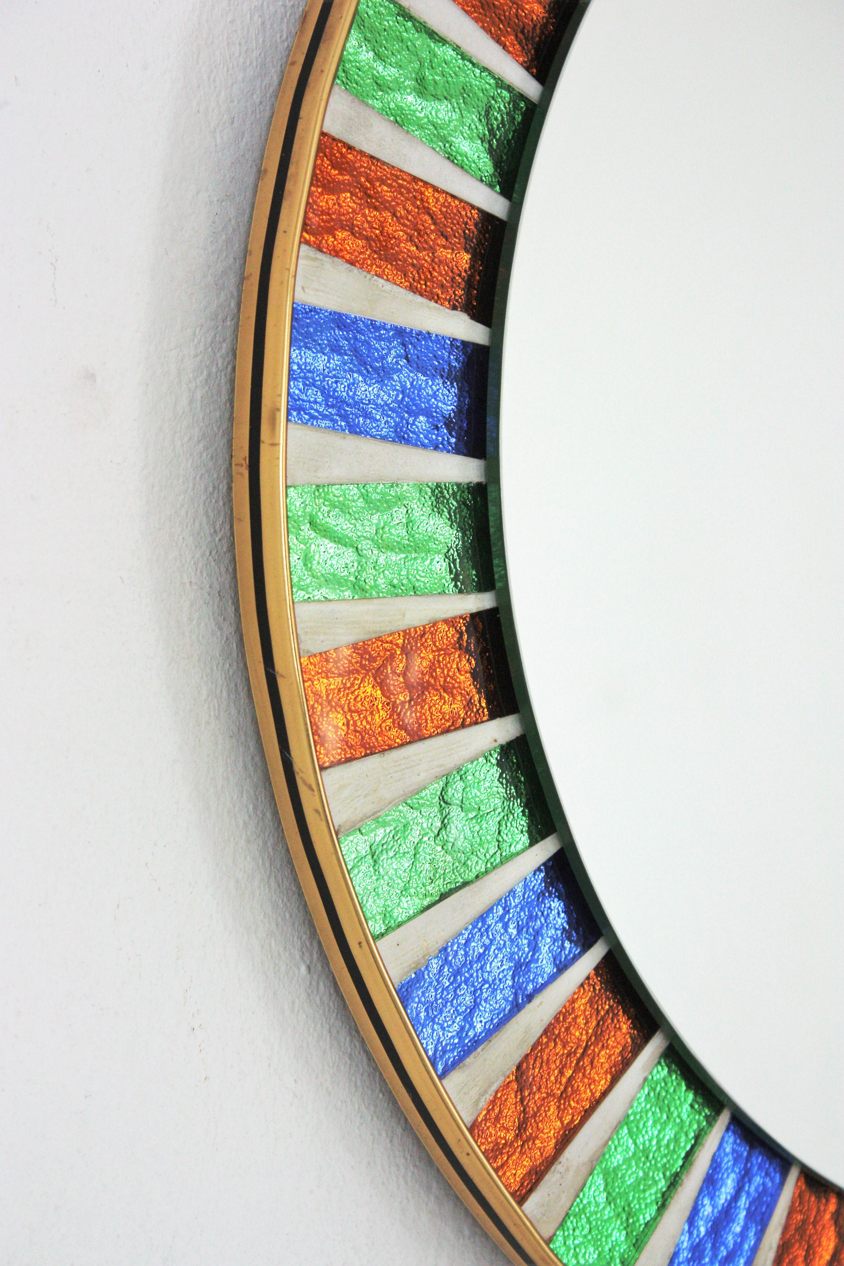 Mid-Century Modern Miroir rond Sunburst avec cadre en mosaïque de verre multicolore en vente