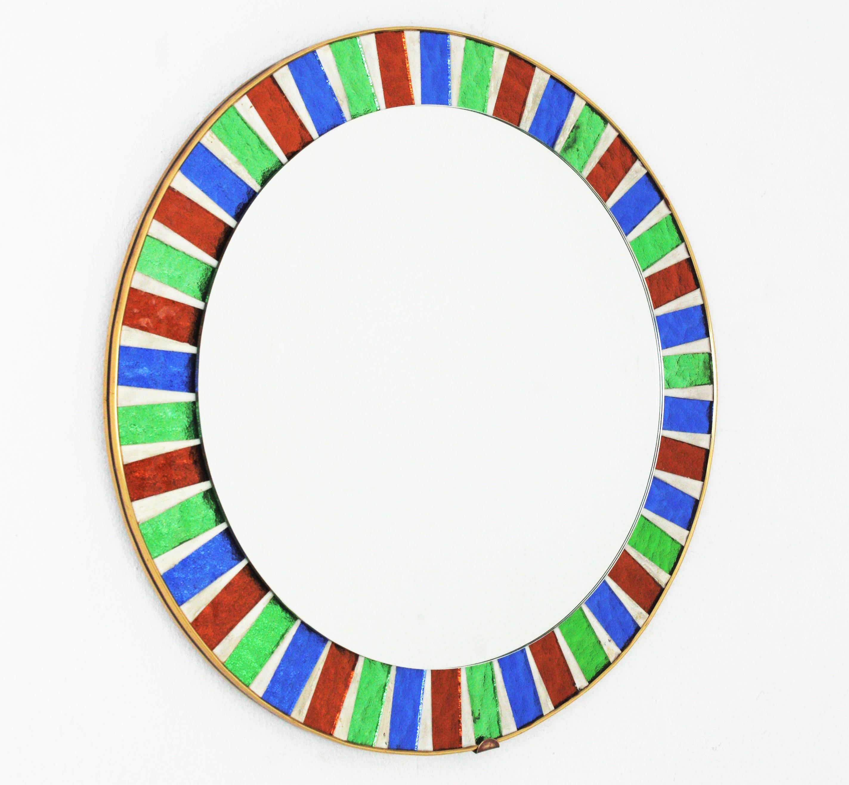 Espagnol Miroir rond Sunburst avec cadre en mosaïque de verre multicolore en vente