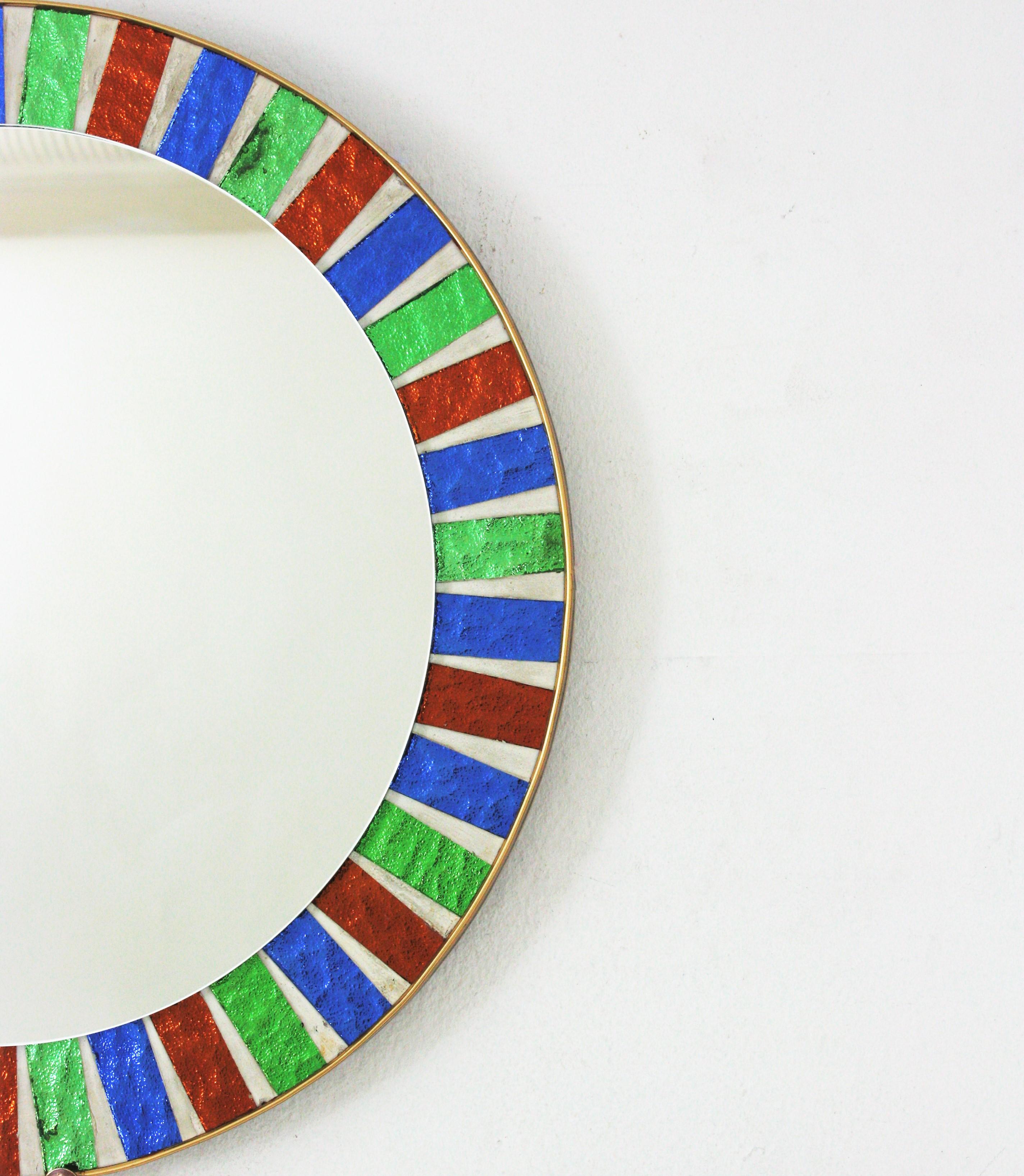 20ième siècle Miroir rond Sunburst avec cadre en mosaïque de verre multicolore en vente