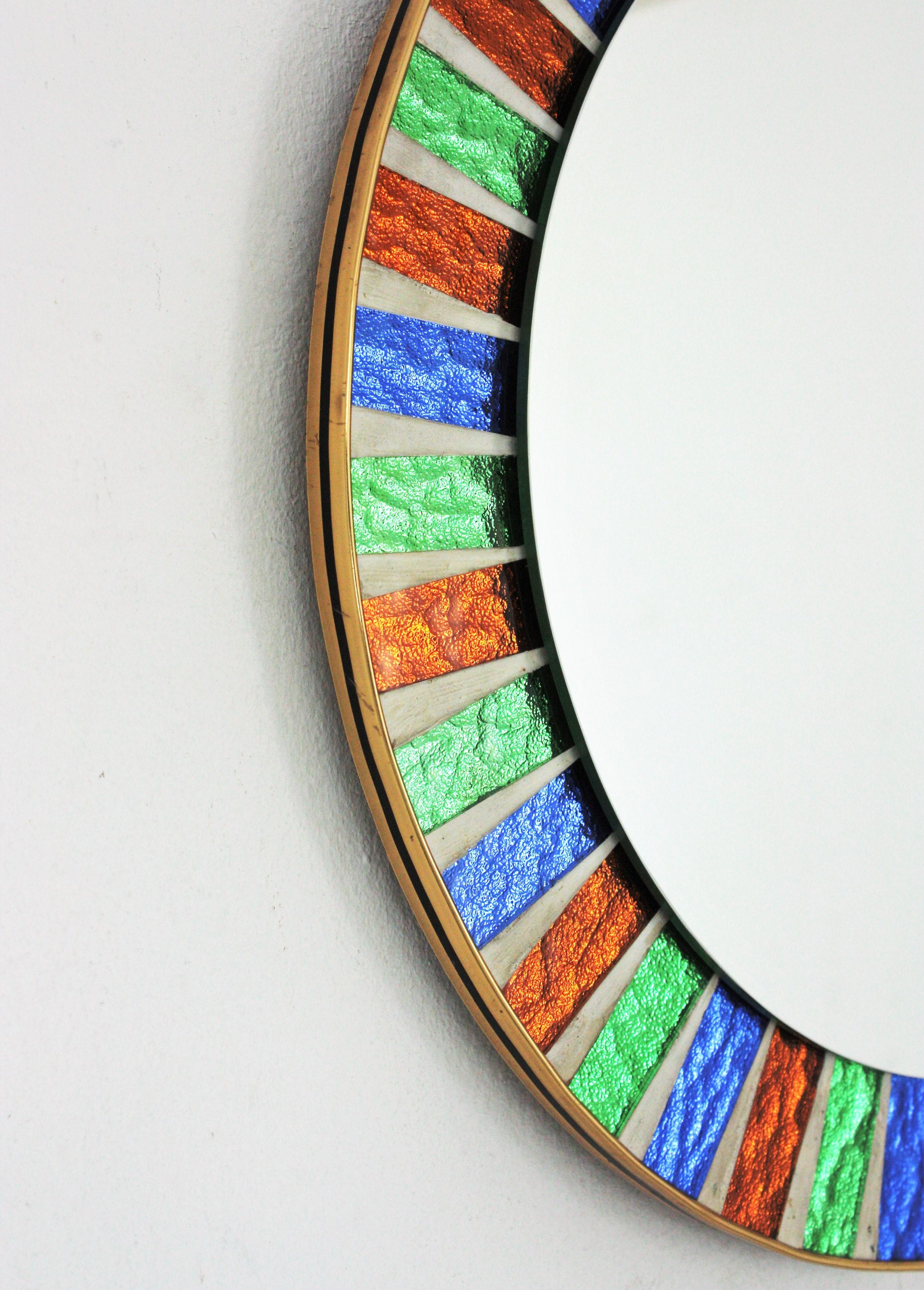 Verre d'art Miroir rond Sunburst avec cadre en mosaïque de verre multicolore en vente