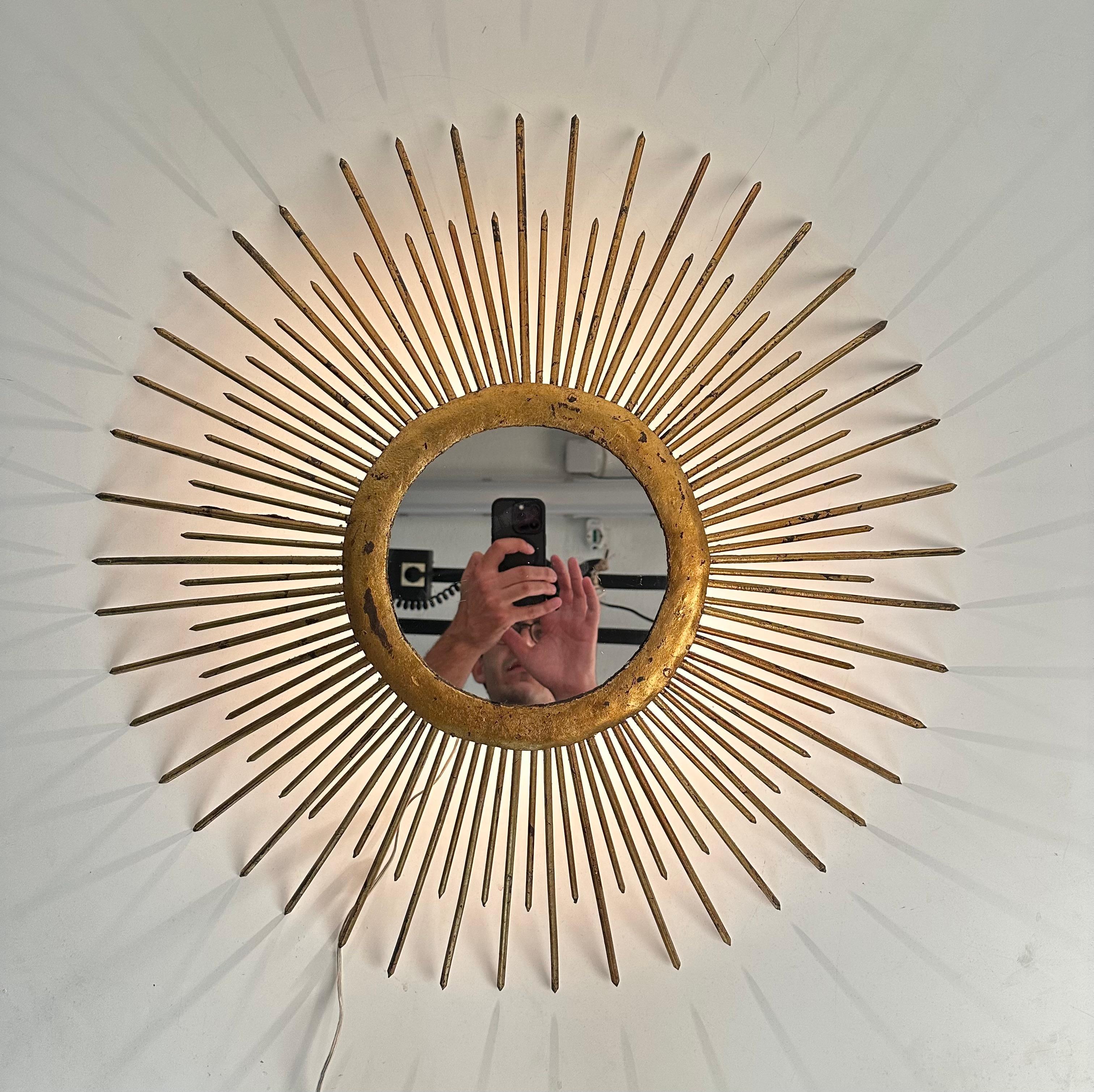 Miroir Sunburst du milieu du siècle dernier en fer doré avec luminaires, Italie, années 1960 en vente 8