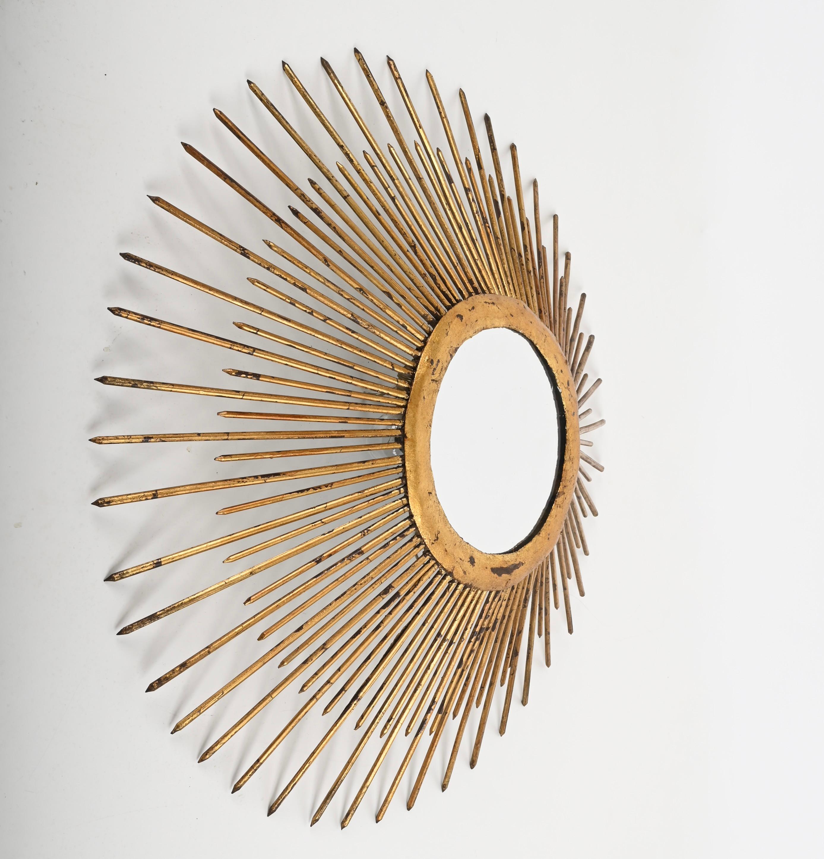 Miroir Sunburst du milieu du siècle dernier en fer doré avec luminaires, Italie, années 1960 en vente 9