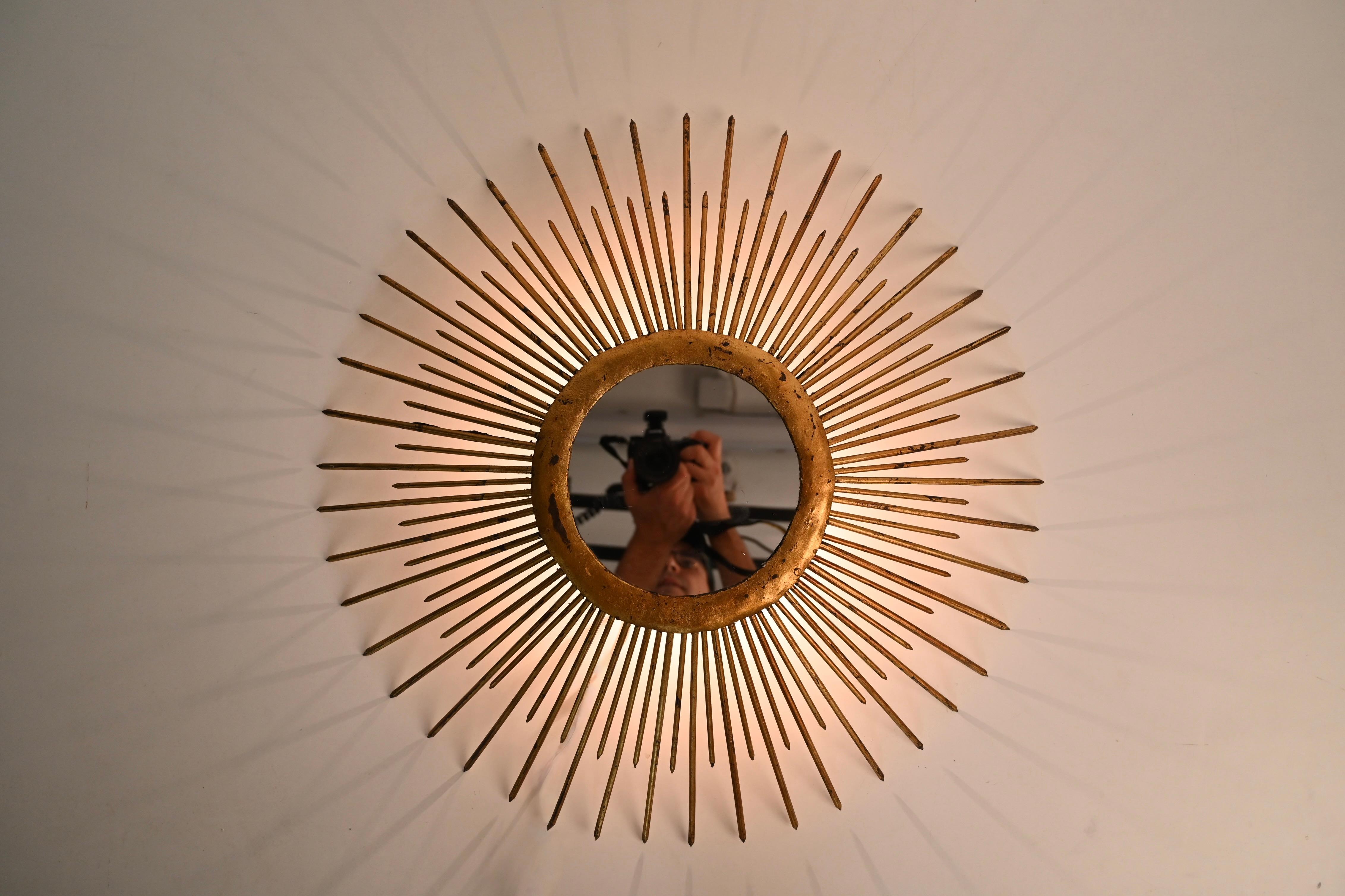 Mid-Century Modern Miroir Sunburst du milieu du siècle dernier en fer doré avec luminaires, Italie, années 1960 en vente