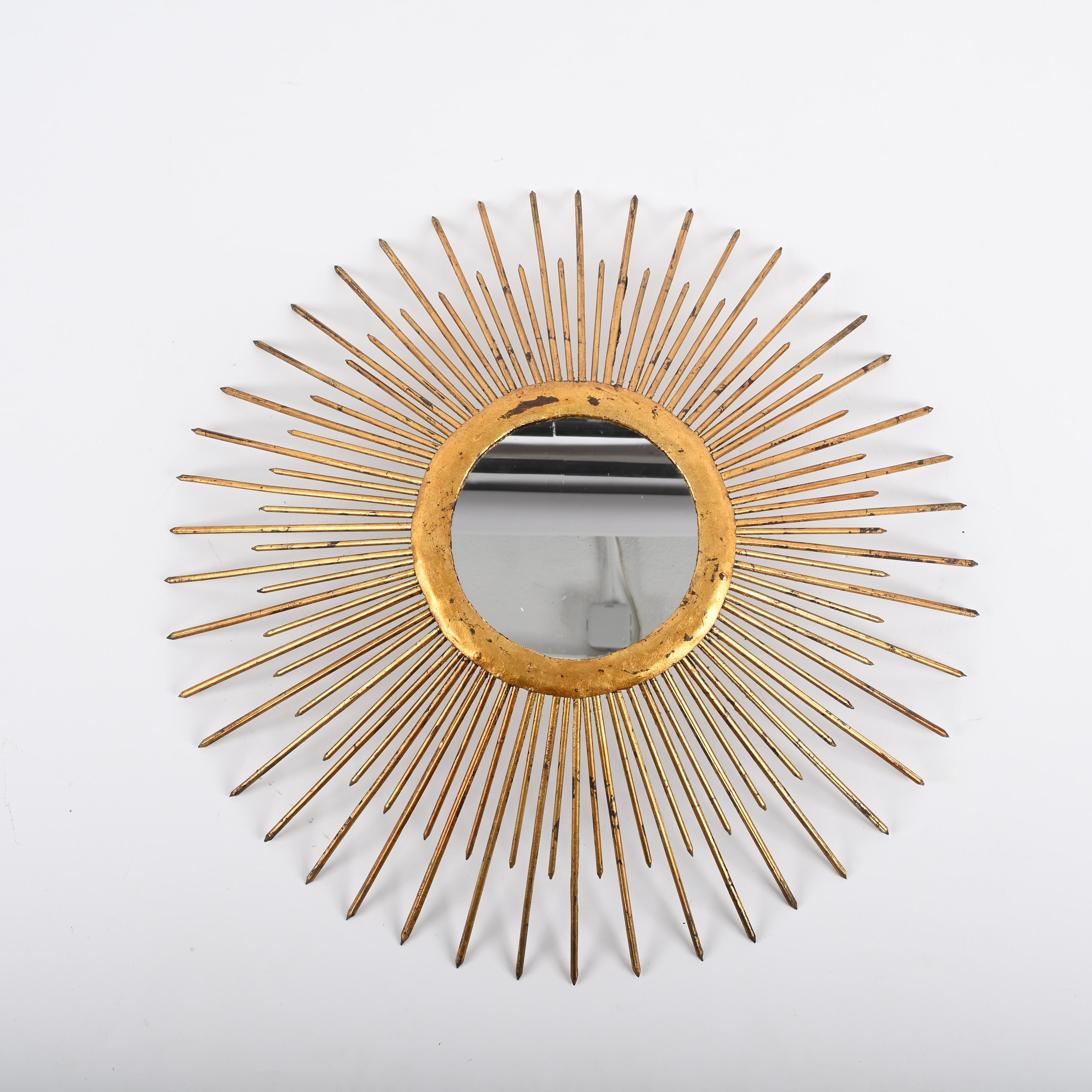 20ième siècle Miroir Sunburst du milieu du siècle dernier en fer doré avec luminaires, Italie, années 1960 en vente