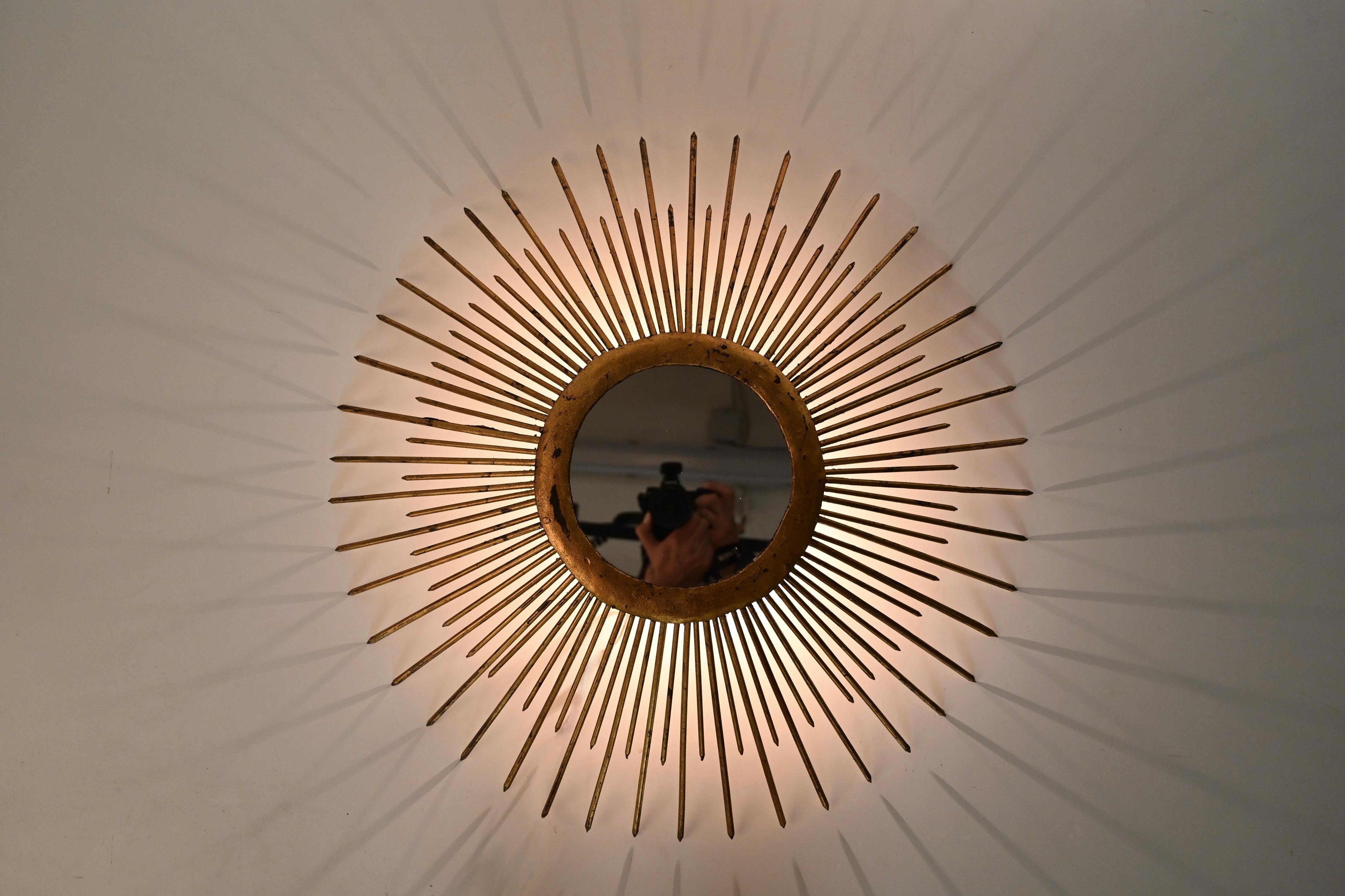 Miroir Sunburst du milieu du siècle dernier en fer doré avec luminaires, Italie, années 1960 en vente 1
