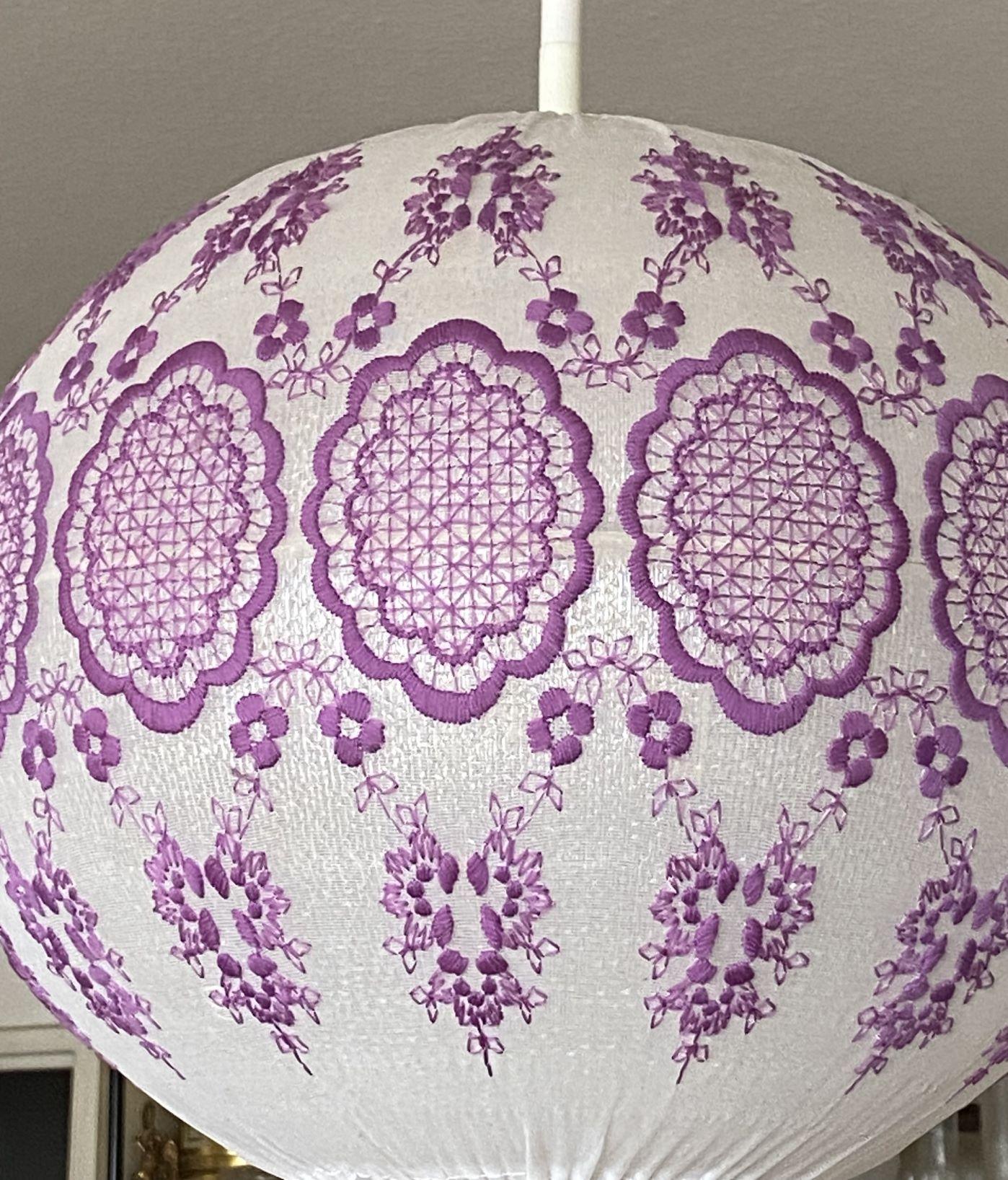 Pendentif Cocoon Ball and Ball du milieu du siècle brodé à la main, Suède, années 1950 en vente 2