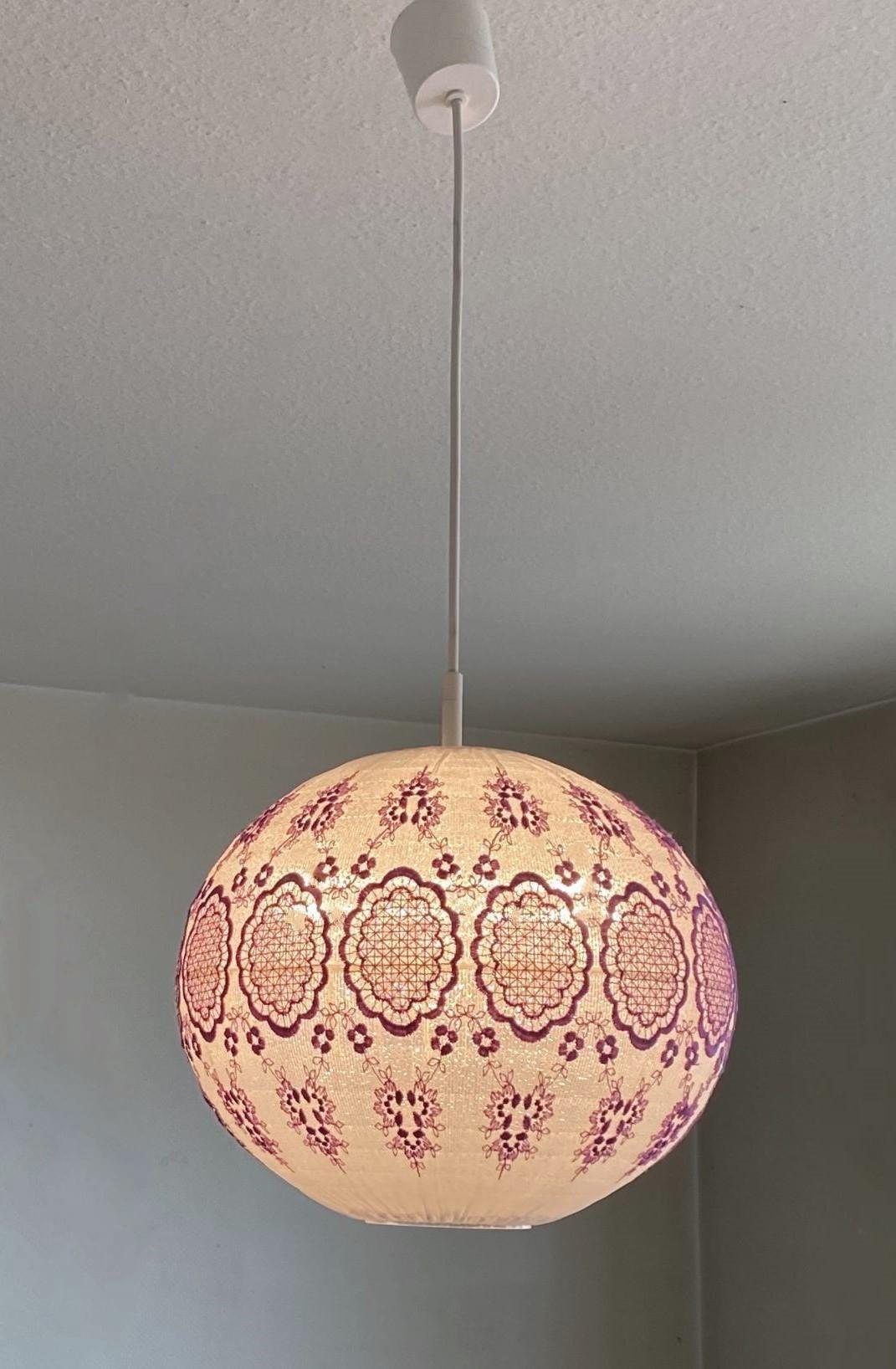 Pendentif Cocoon Ball and Ball du milieu du siècle brodé à la main, Suède, années 1950 en vente 5