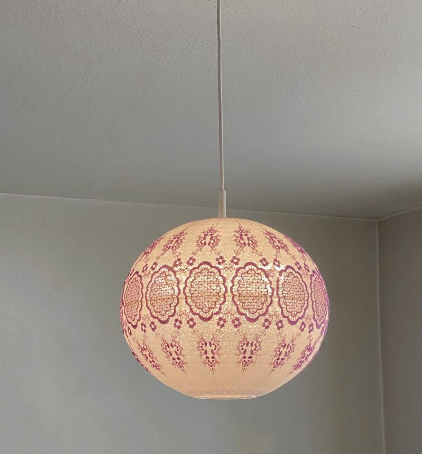 Pendentif Cocoon Ball and Ball du milieu du siècle brodé à la main, Suède, années 1950 en vente 6