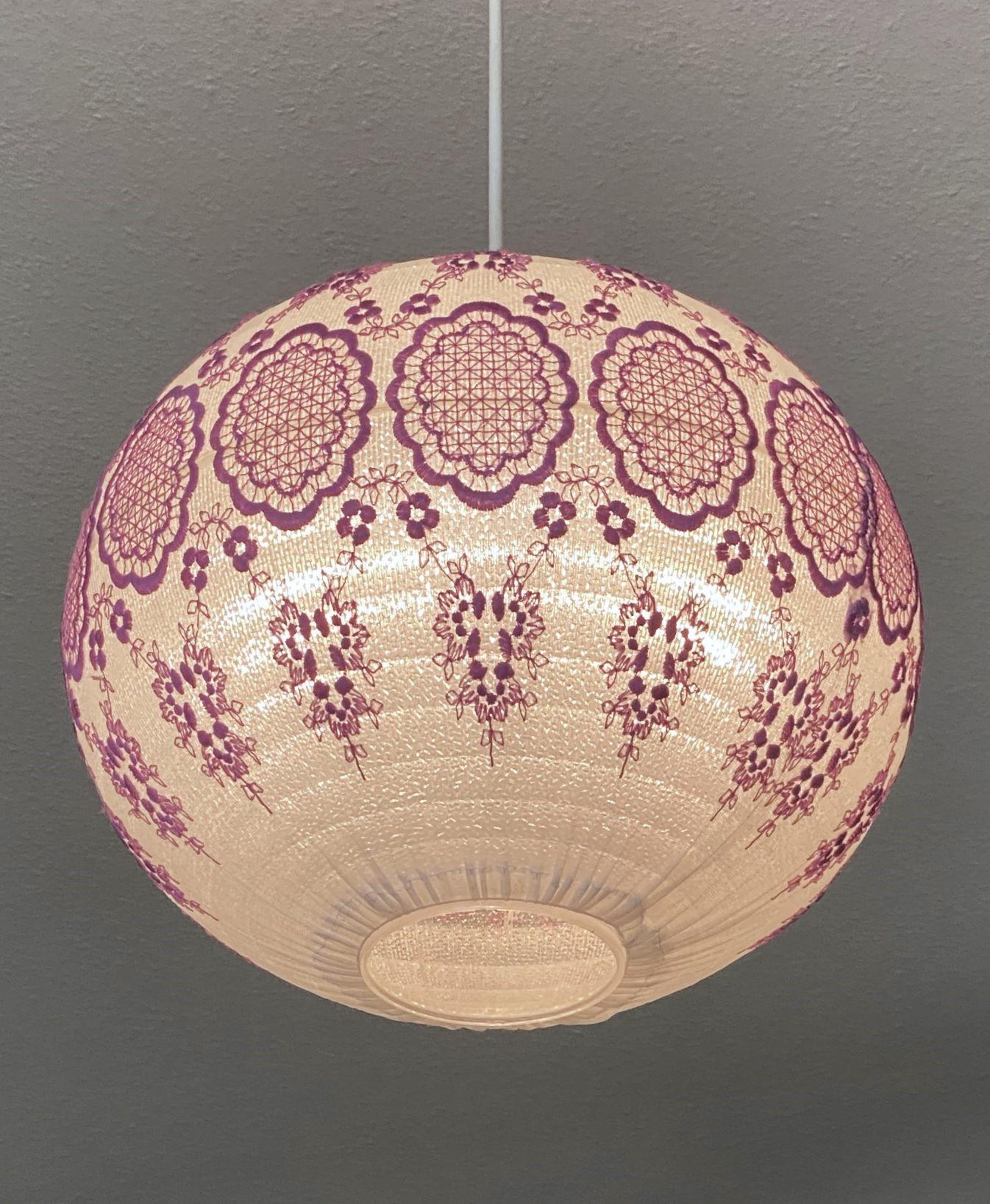 Pendentif Cocoon Ball and Ball du milieu du siècle brodé à la main, Suède, années 1950 en vente 7