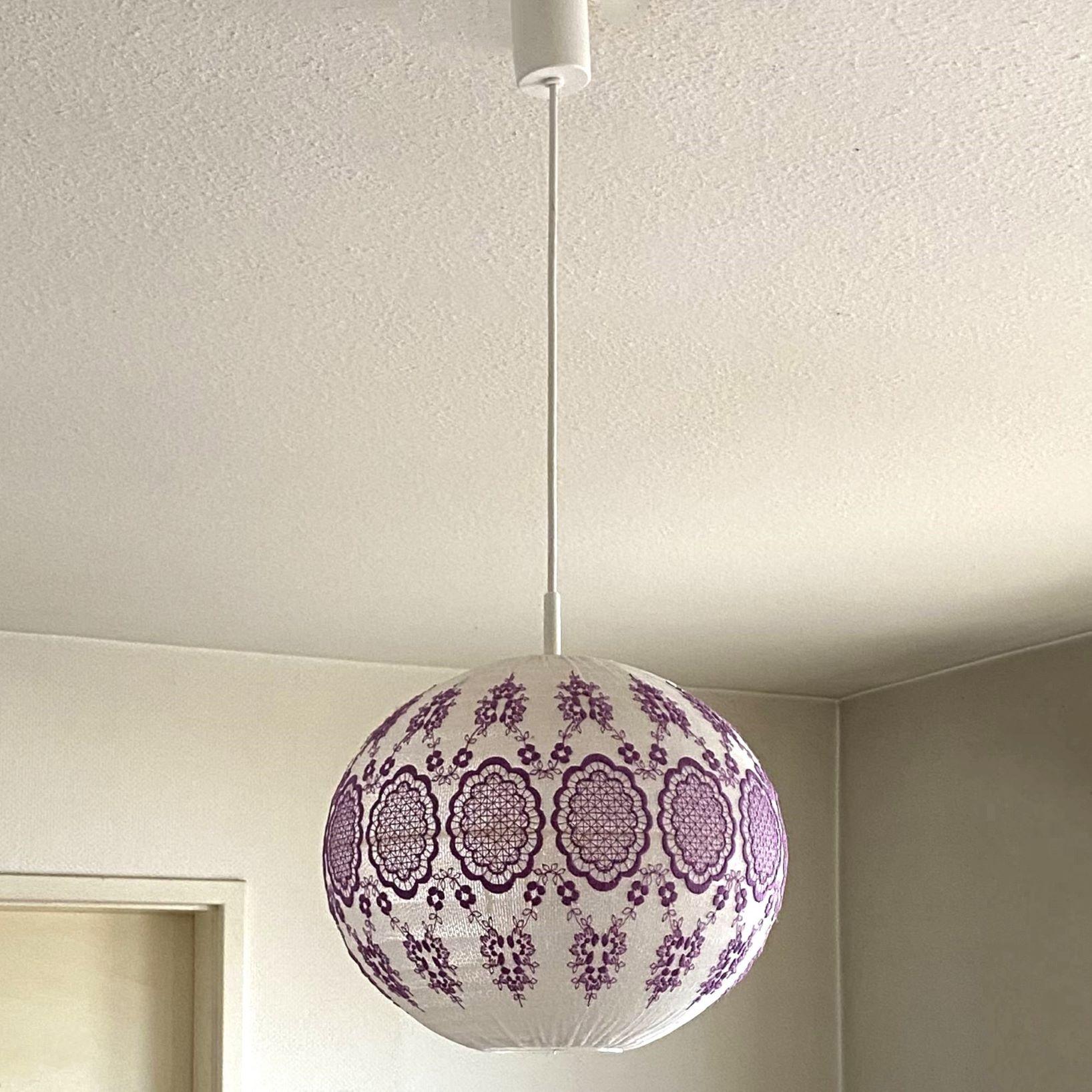 Rare et magnifique plafonnier au design scandinave fabriqué en Suède, 1948-1958. Abat-jour en forme de boule en tissu brodé à la main. Cette suspension est compatible avec une ampoule à culot à vis E27. Des ampoules LED peuvent également être