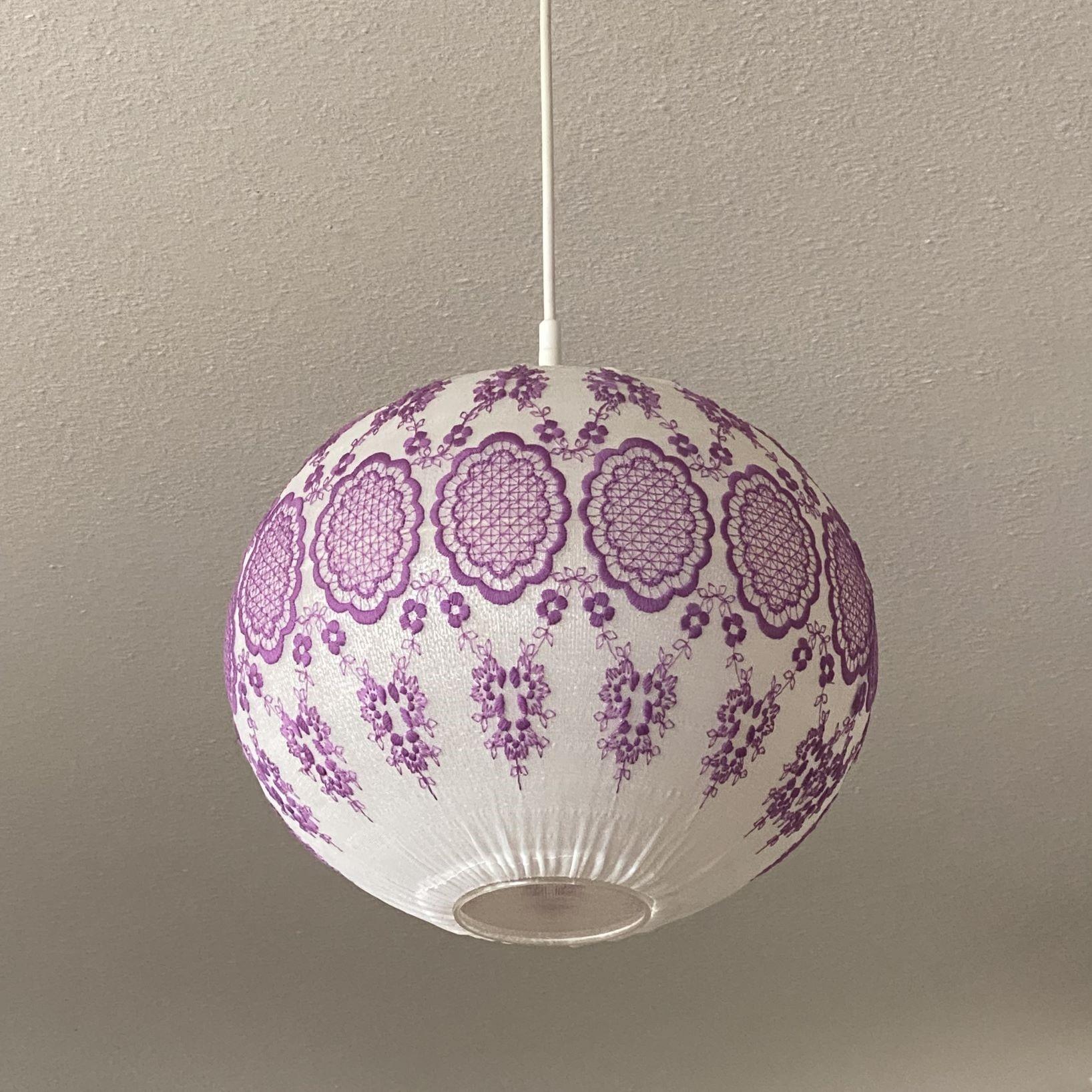 Pendentif Cocoon Ball and Ball du milieu du siècle brodé à la main, Suède, années 1950 Bon état - En vente à Frankfurt am Main, DE