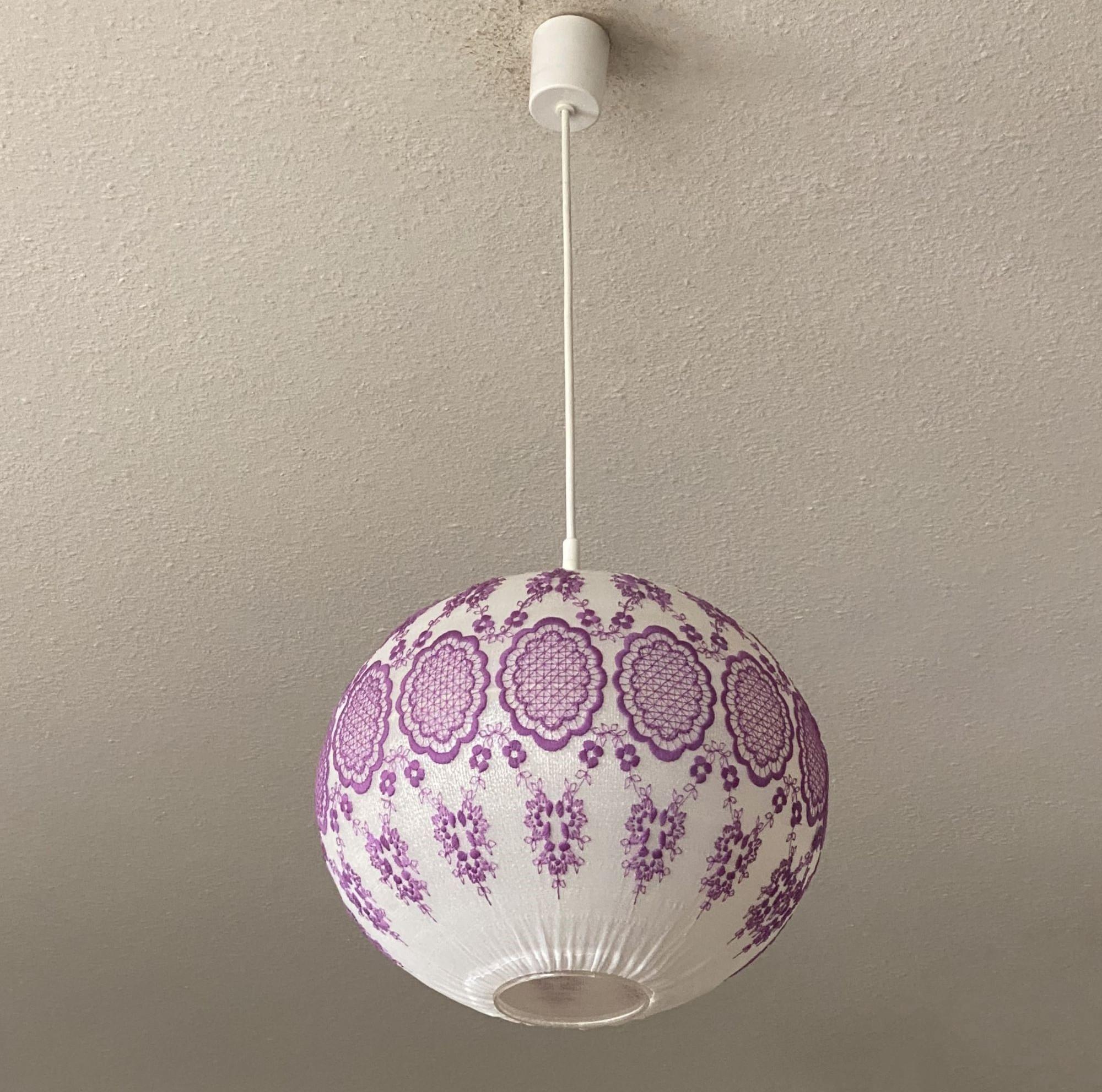 20ième siècle Pendentif Cocoon Ball and Ball du milieu du siècle brodé à la main, Suède, années 1950 en vente