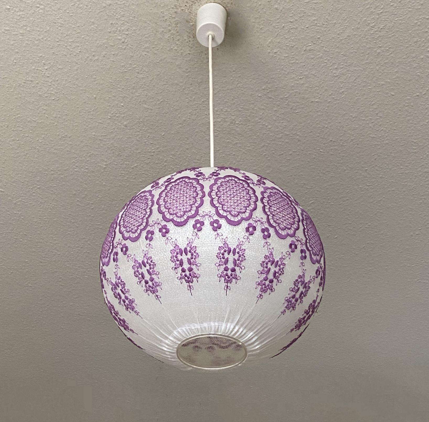 Tissu Pendentif Cocoon Ball and Ball du milieu du siècle brodé à la main, Suède, années 1950 en vente