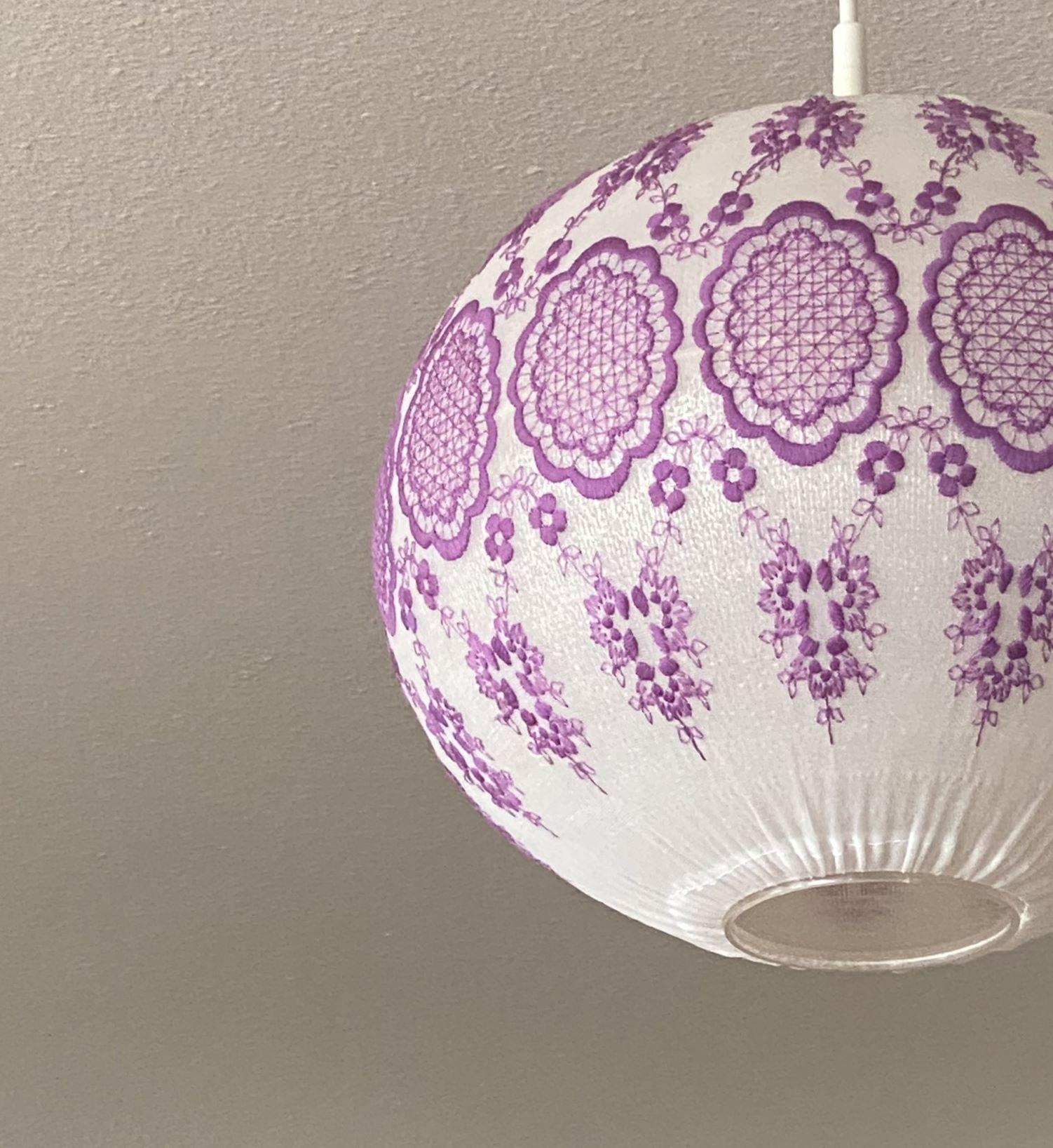 Pendentif Cocoon Ball and Ball du milieu du siècle brodé à la main, Suède, années 1950 en vente 1