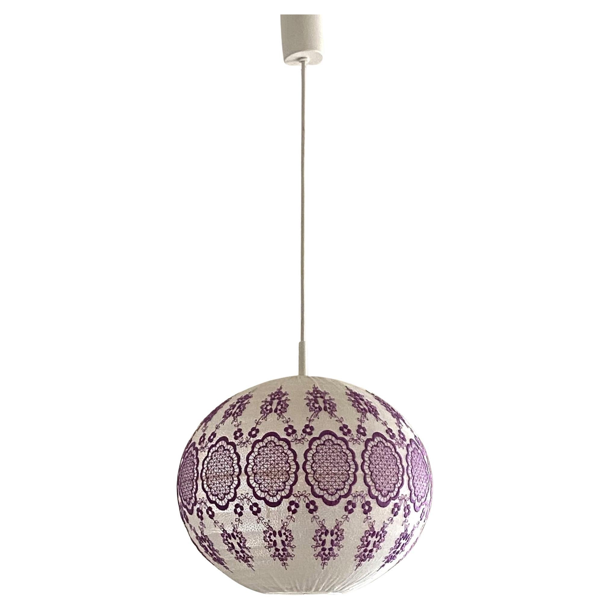 Pendentif Cocoon Ball and Ball du milieu du siècle brodé à la main, Suède, années 1950 en vente