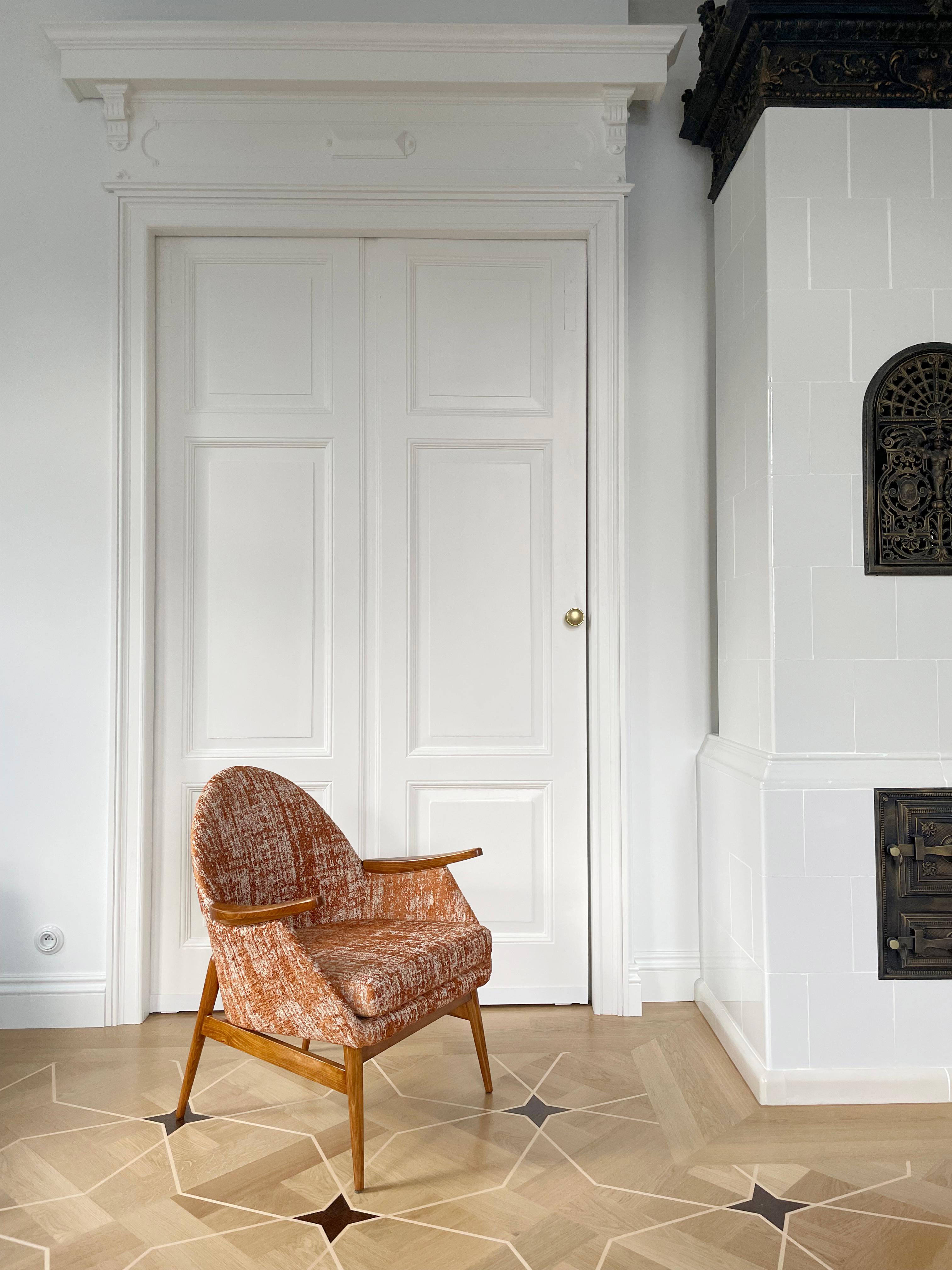 Schöner Sessel aus rotem Boucle-Stoff, entworfen von Julia Gaubek, einer polnischen Architektin, Designerin für Industriedesign und Innenarchitektur, Professorin an der Akademie der Schönen Künste in Danzig.

Die Sessel wurden in den 1960er Jahren