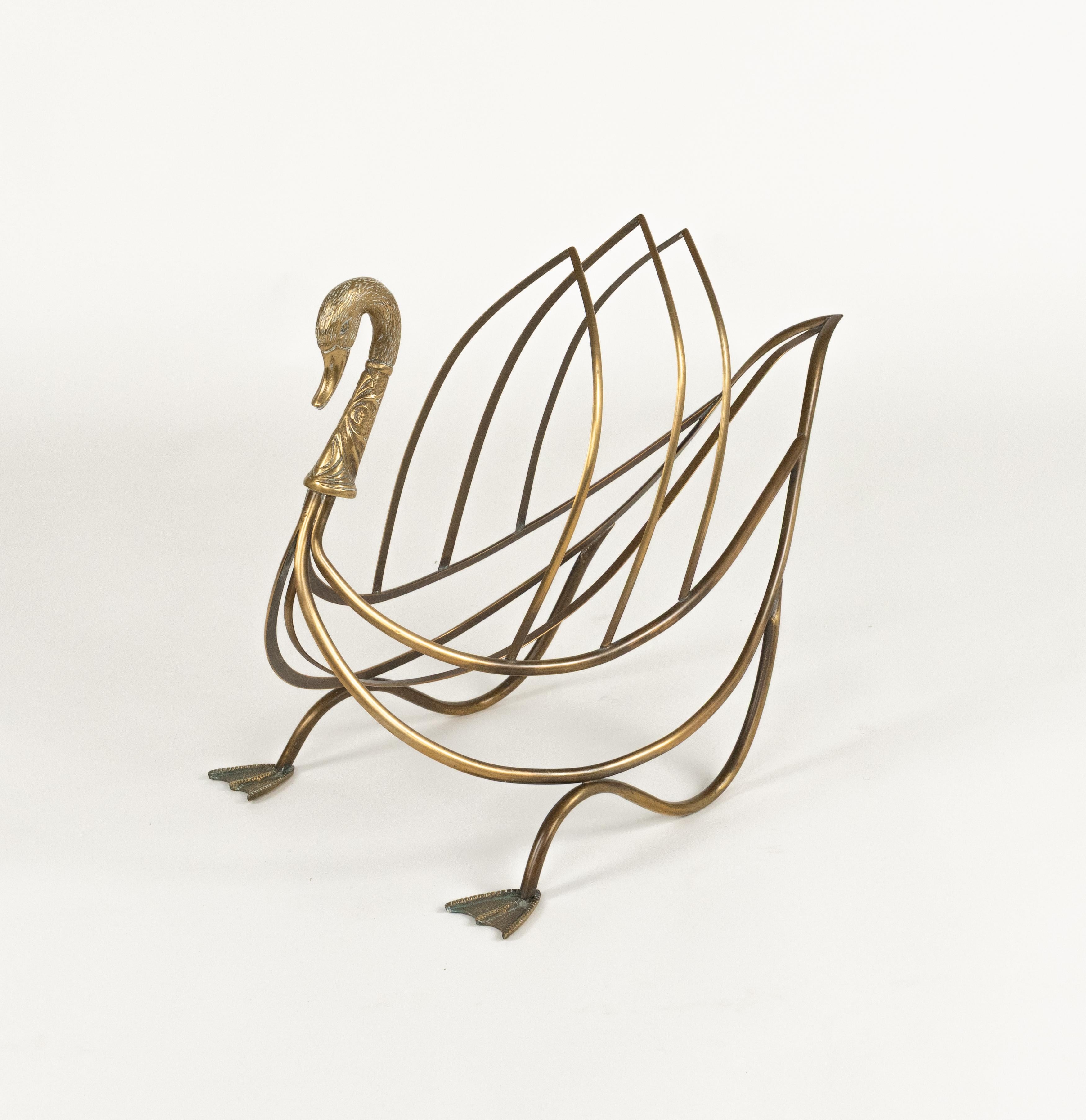 Midcentury beautiful swan figure magazine rack in brass attributed to Maison Jansen.

Made in France in the 1970s.