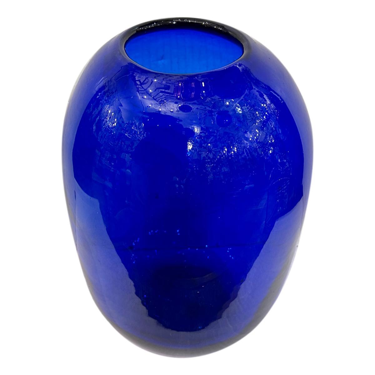 Vaso in vetro blu cobalto svedese degli anni '60 circa.

Misure:
Altezza: 13