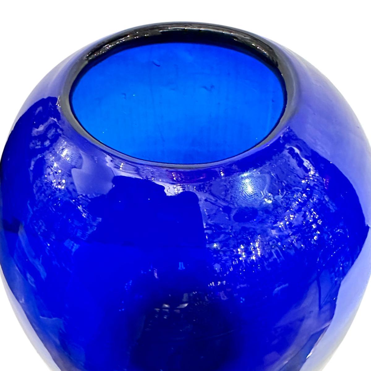 Vaso svedese blu di metà secolo In condizioni buone in vendita a New York, NY