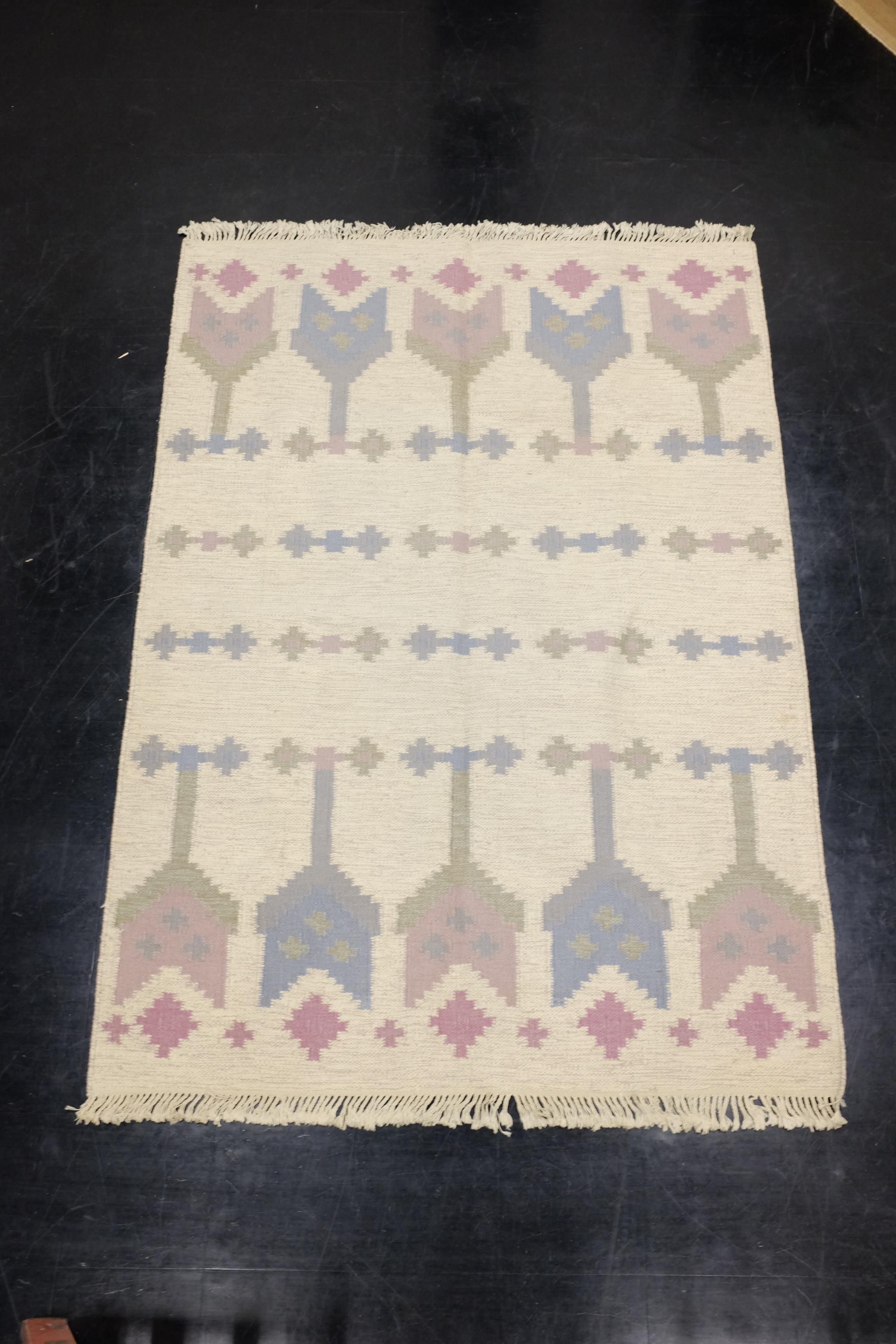A very decorative midcentury flat-weave carpet made in Sweden during the 1950s. The carpet is made out of wool and in very good vintage condition.