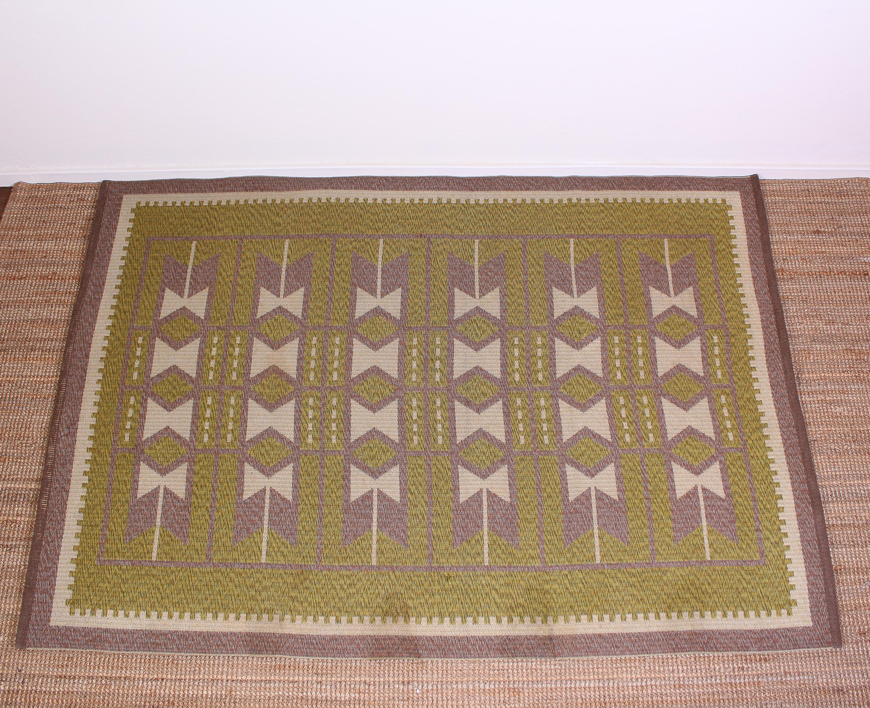 A midcentury Swedish dubble weave carpet (can be used with both sides up). Very decorative geometrical patterns. 

Goda vintage condition, some fading on one of the edges (short side).