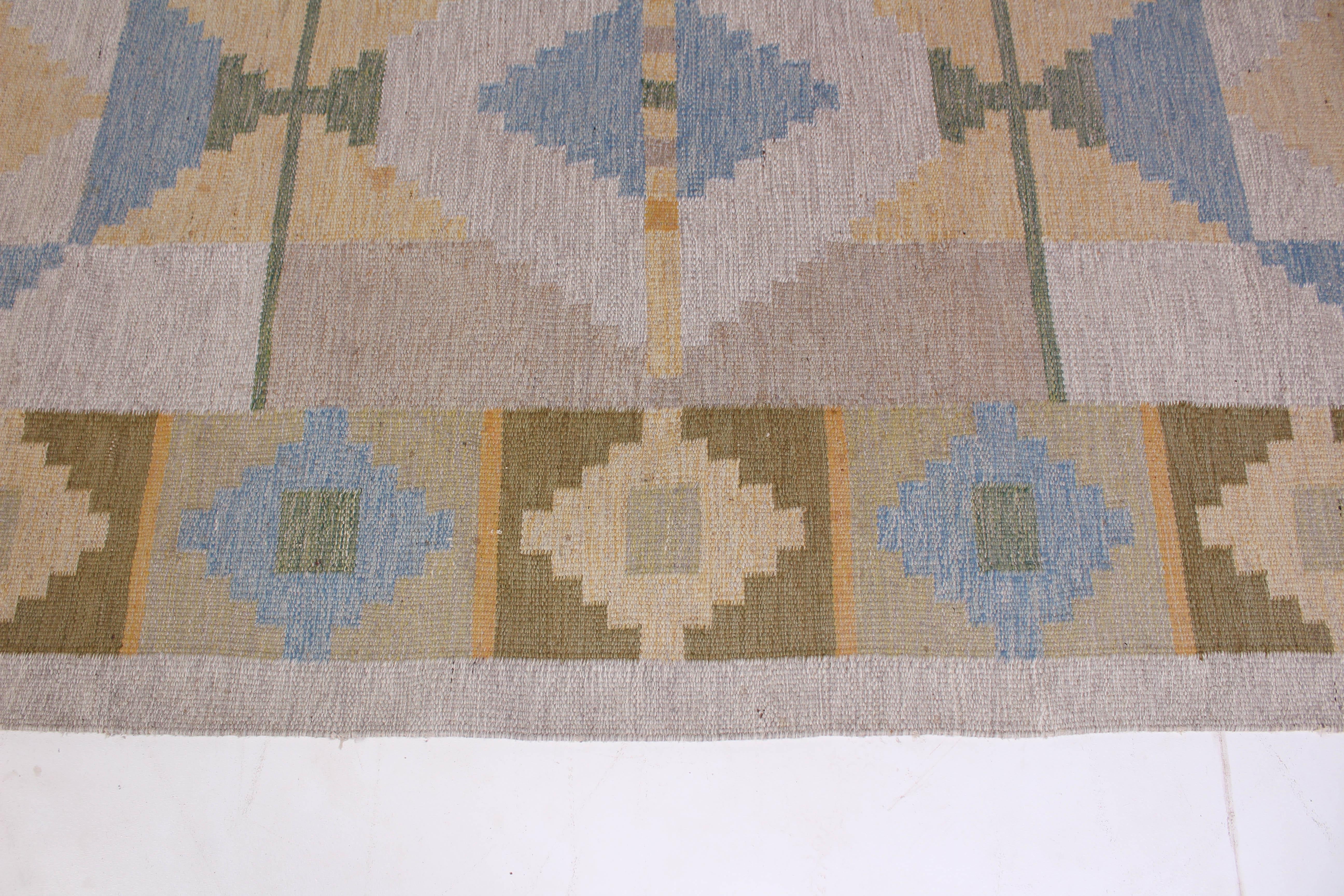 Swedish röllakan carpet signed SH (Svensk Hemslöjd). This midcentury carpet is in good vintage condition with minor signs of usage consistent with age and some lashes that has been untangled.

 