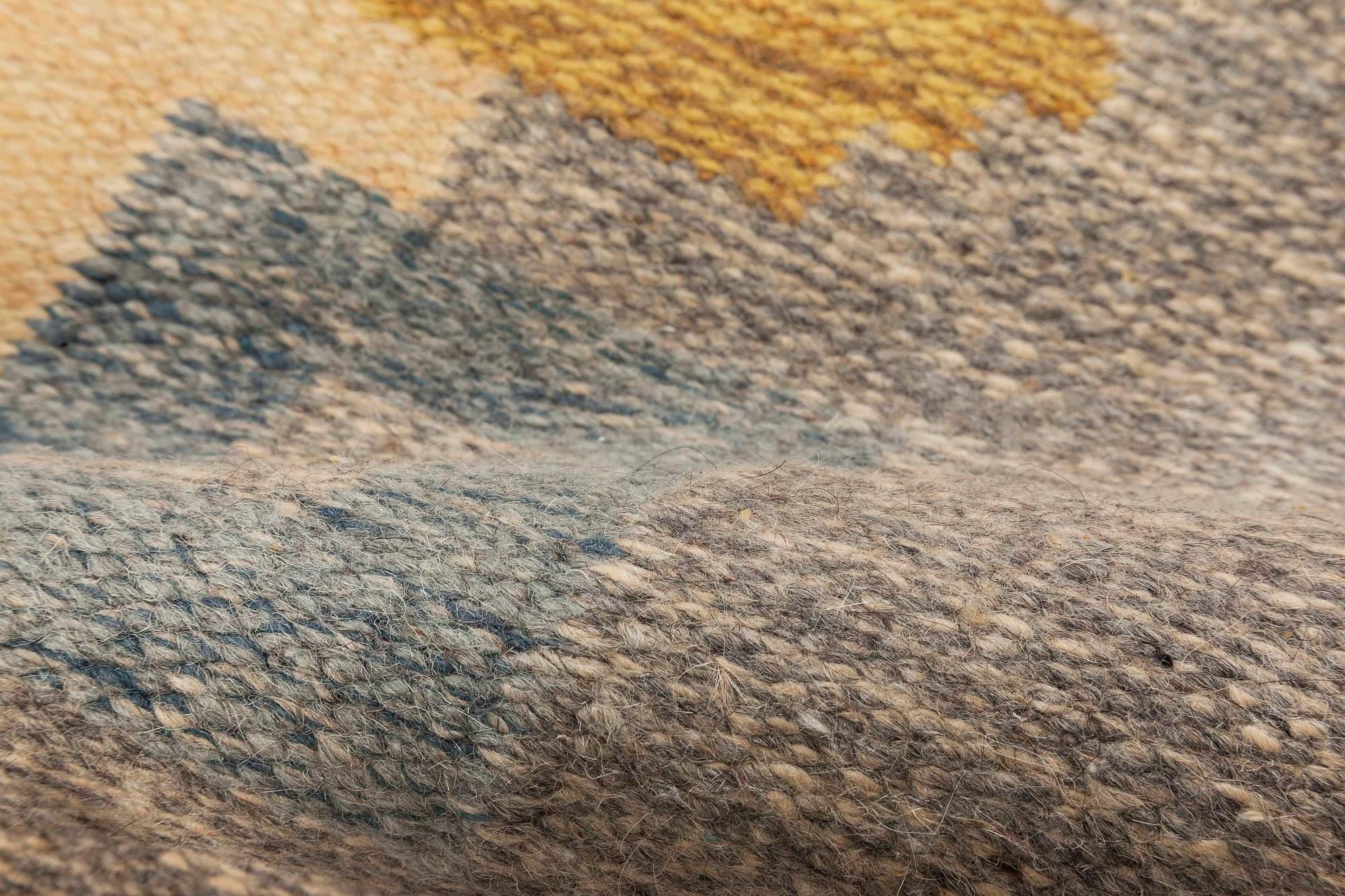 Schwedischer Flachgewebe-Teppich aus der Mitte des Jahrhunderts, hellgrau, staubgrün, blau und senfgelb, signiert 'JR'.
Größe: 4'3