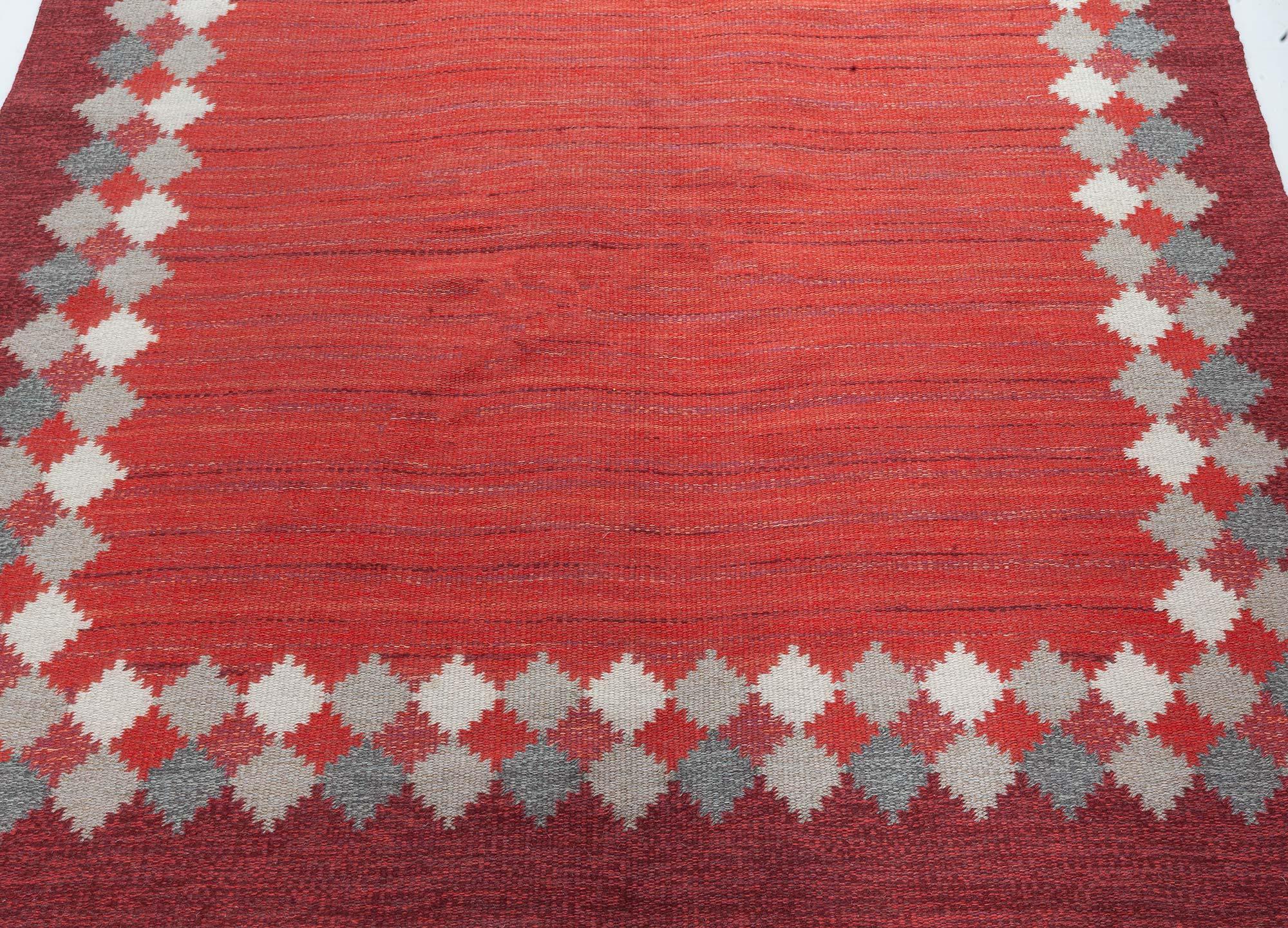 Schwedischer roter Flachgewebe-Teppich von Ingegerd Silow aus der Jahrhundertmitte
Größe: 6'3