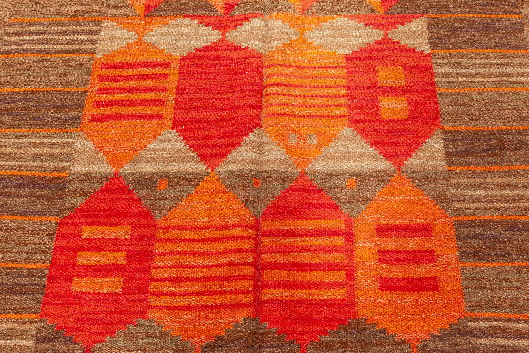 Schwedischer rot-orange-brauner Flachgewebe-Teppich der Jahrhundertmitte von Karin Jönsson 'Klockargården Hemslöjd'.
Größe: 152 × 218 cm (5'0