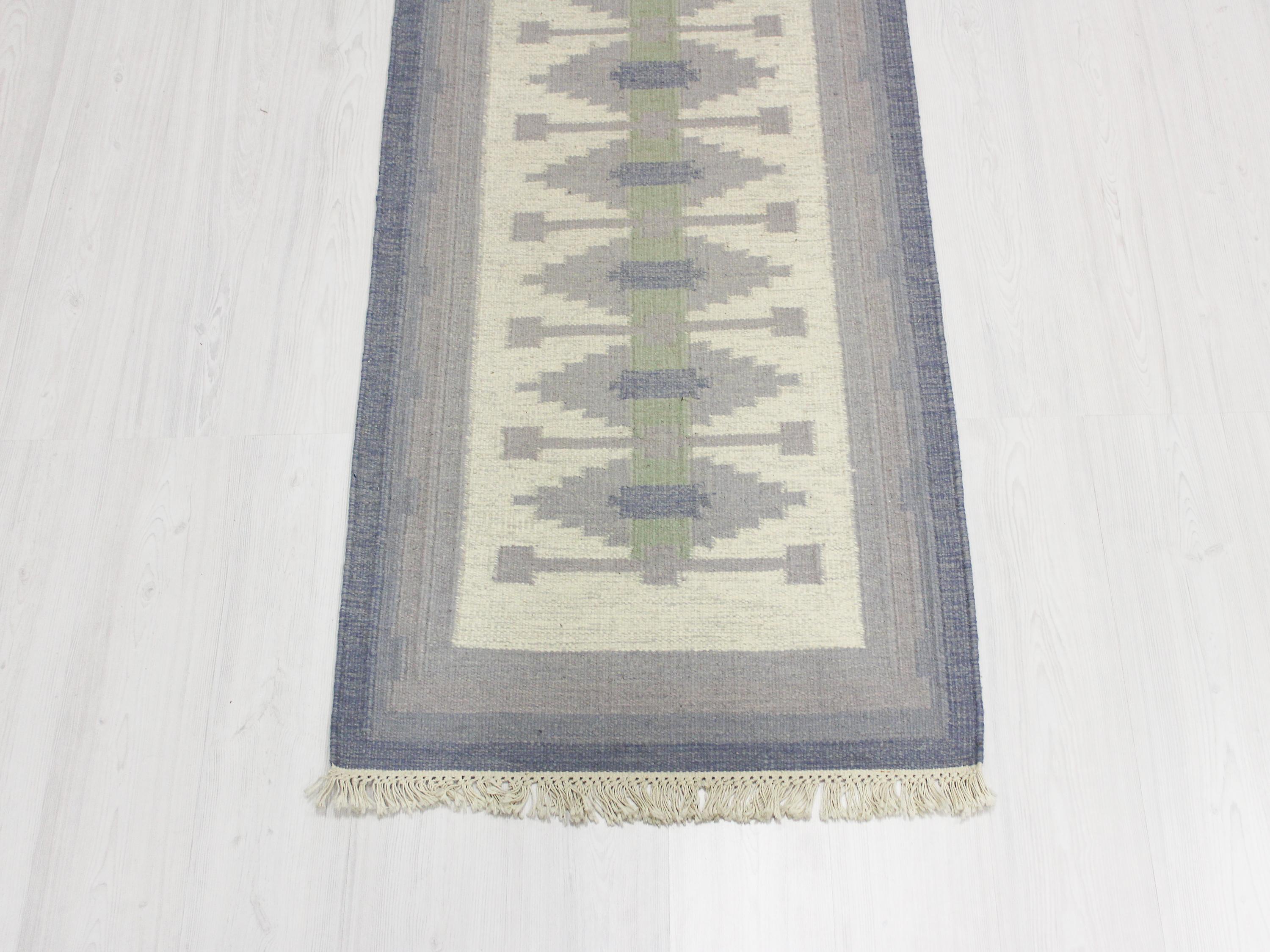 A midcentury gallery flat-weave carpet with geometrical patterns. Excellent vintage condition.