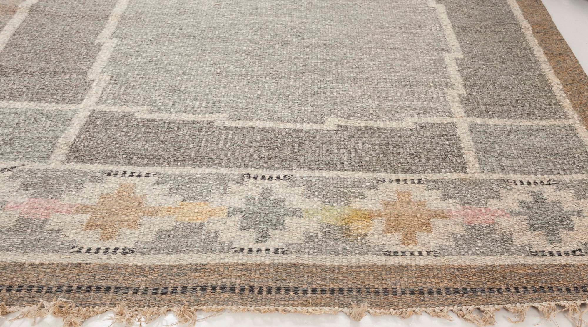 Alfombra sueca de lana de mediados del siglo XX en colores neutros, obra de Ingegerd Silow. Firma tejida en el borde 