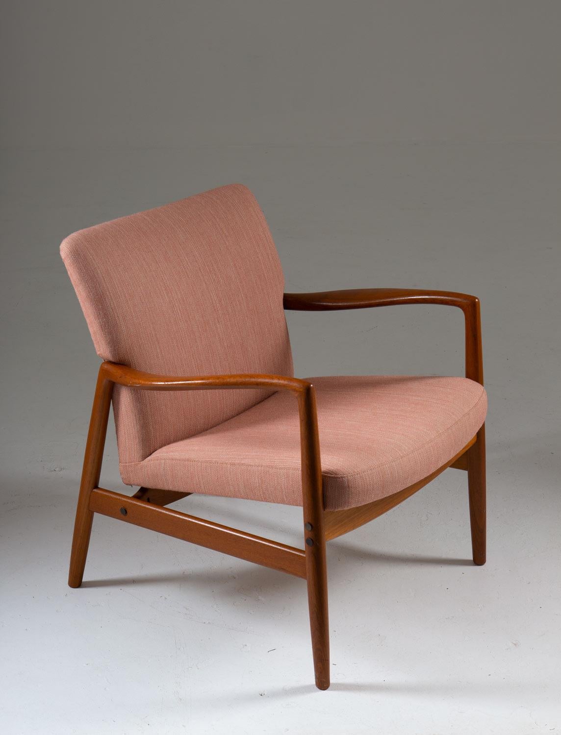Rare Mid-Century Modern lounge chair by Bertil Fridhagen for Bodafors (Sweden).
This chair has a timeless classic design. It features a teak frame, holding the seating and backrest which are upholstered in a pink wool fabric. The armrests are