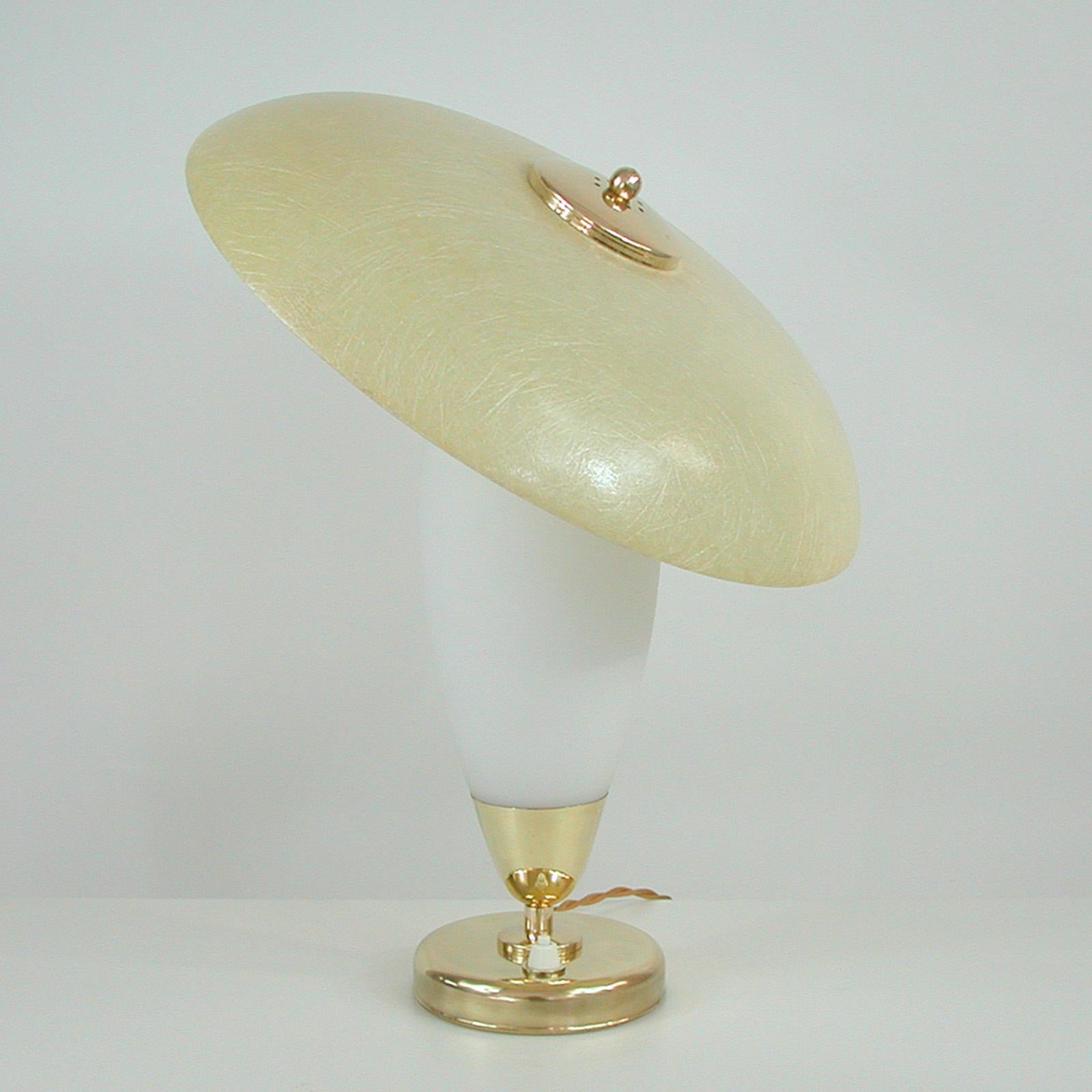 Schwedische moderne Untertasse-Tischlampe aus Messing, Opal und Fiberglas, Mitte des Jahrhunderts, 1950er Jahre im Zustand „Gut“ im Angebot in NUEMBRECHT, NRW