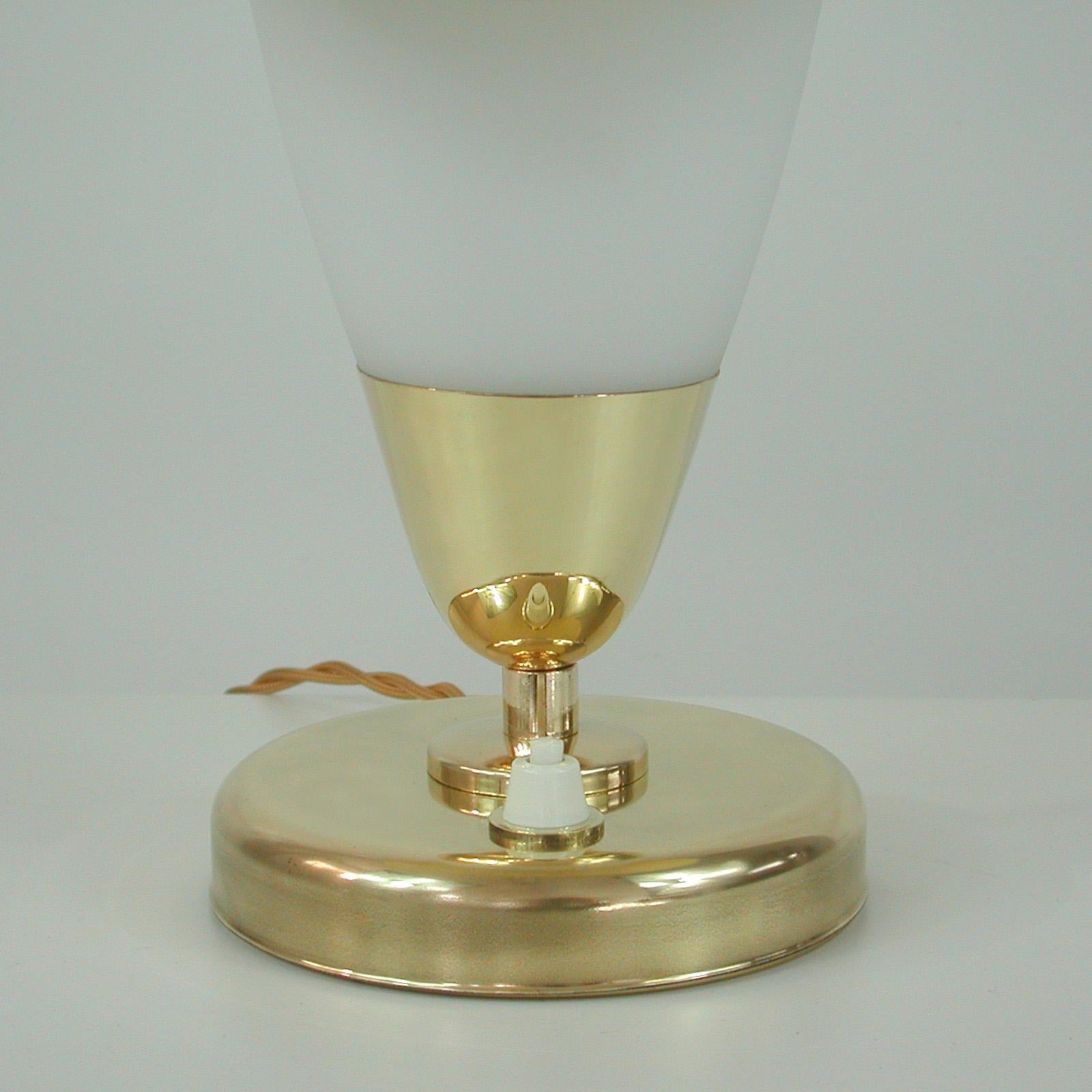 Schwedische moderne Untertasse-Tischlampe aus Messing, Opal und Fiberglas, Mitte des Jahrhunderts, 1950er Jahre im Angebot 3