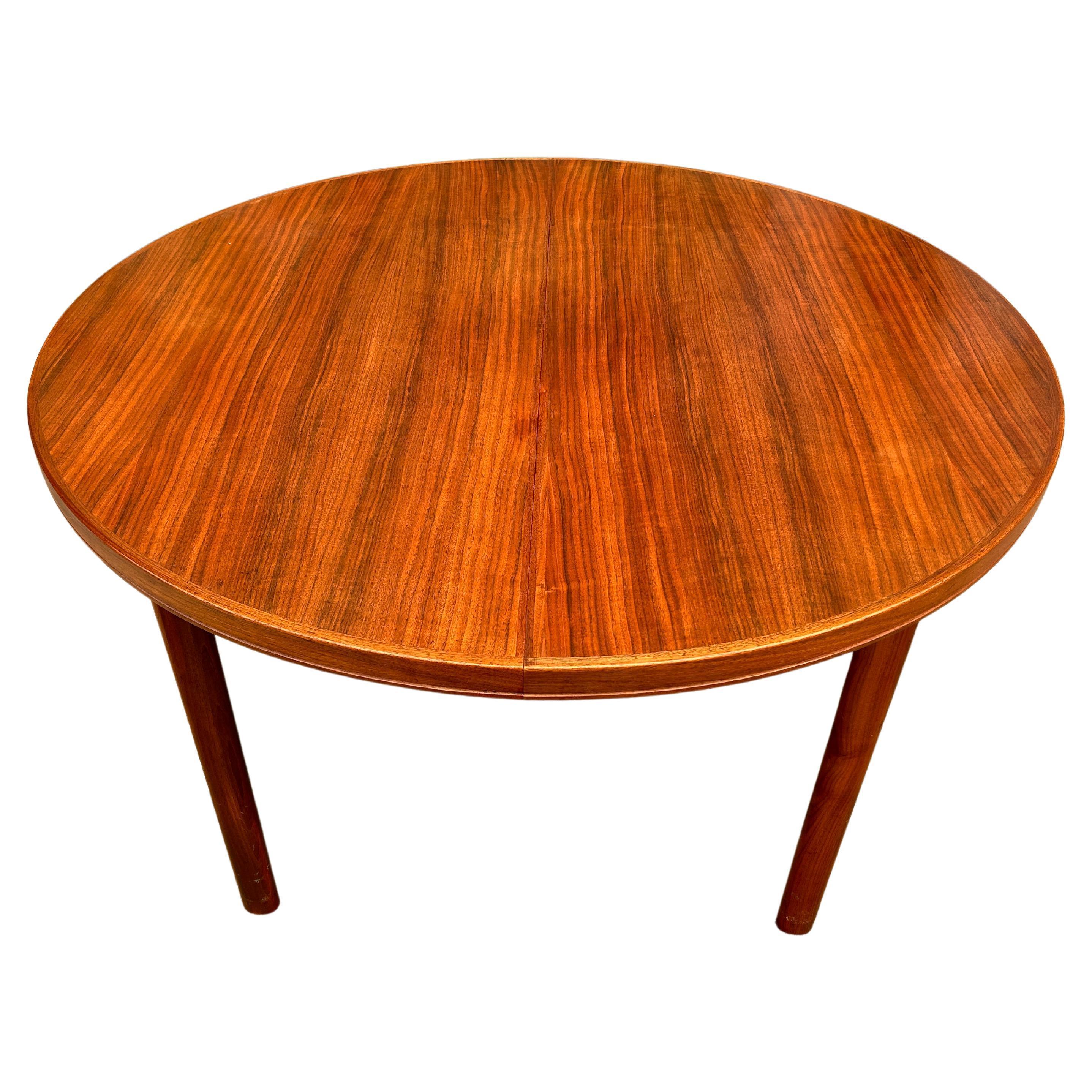 Midcentury Swedish Modern Round Teak Dining Table by DUX with 2 Leaves In Good Condition For Sale In Brooklyn, NY