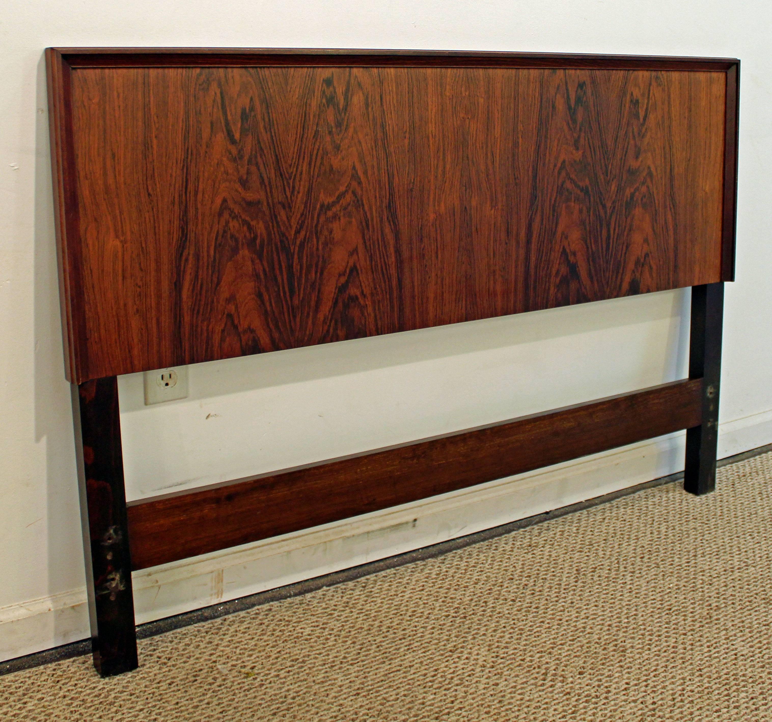 Offered is a full-size rosewood headboard by Seffle. Does not include rails or foot board. It is signed.

Dimensions: 54